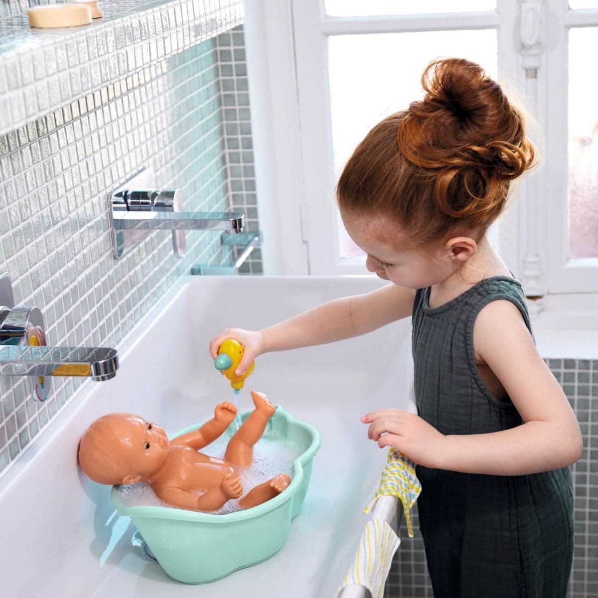 DJECO Puppen Badewanne POMEA Form einer Muschel mit einer Vogelbrause DJ07857