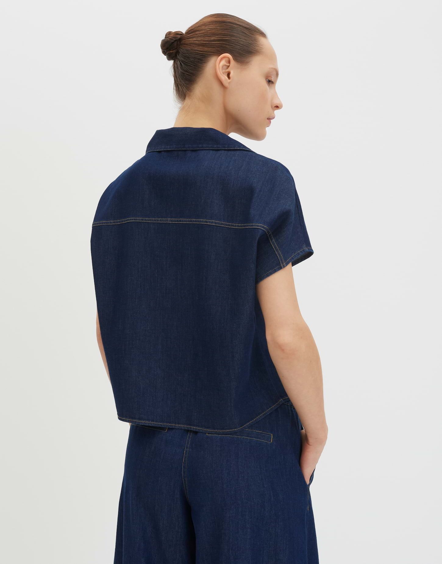 someday Kurzarmbluse Zondra denim aus Denim in Boxy-Passform Mit Knöpfen in Hornoptik als besonderem Akzent