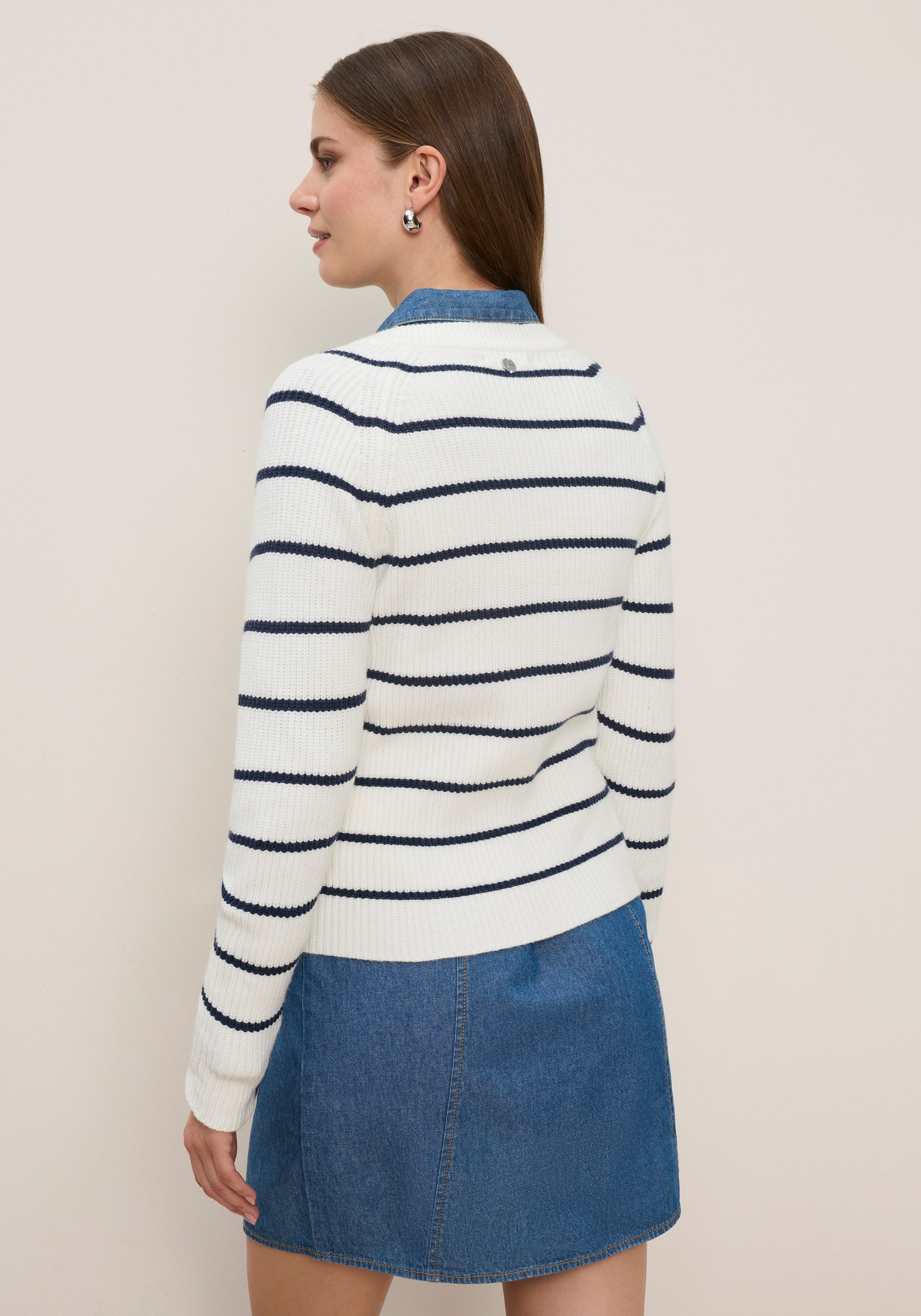Tamaris Strickjacke mit Streifen und lässig geschnittener Passform aus weicher Viskosemischung – Bild 3 von 5