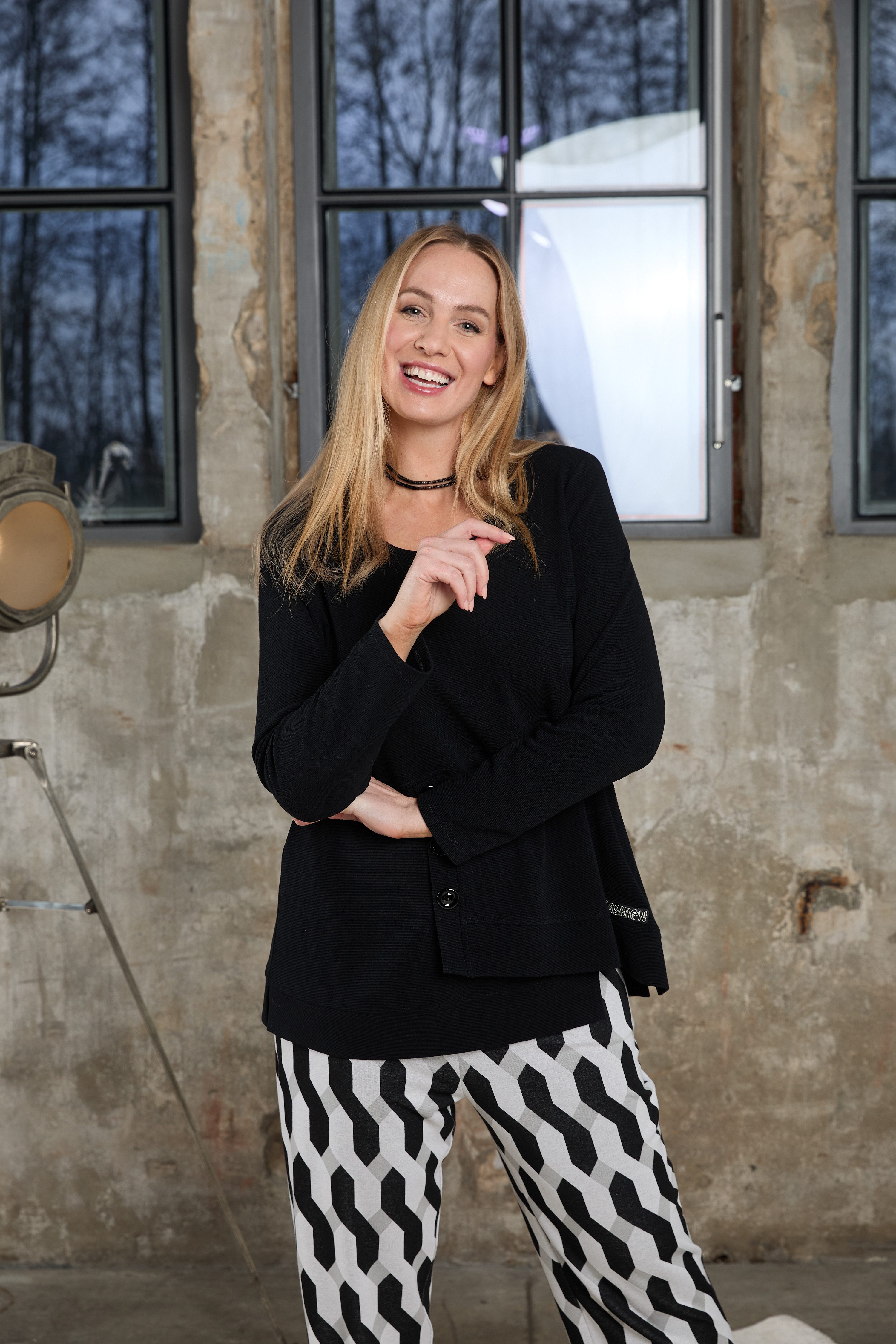 Mona Lisa Rundhalspullover Große Größe schwarz mit Rippstruktur und Knöpfen günstig online kaufen