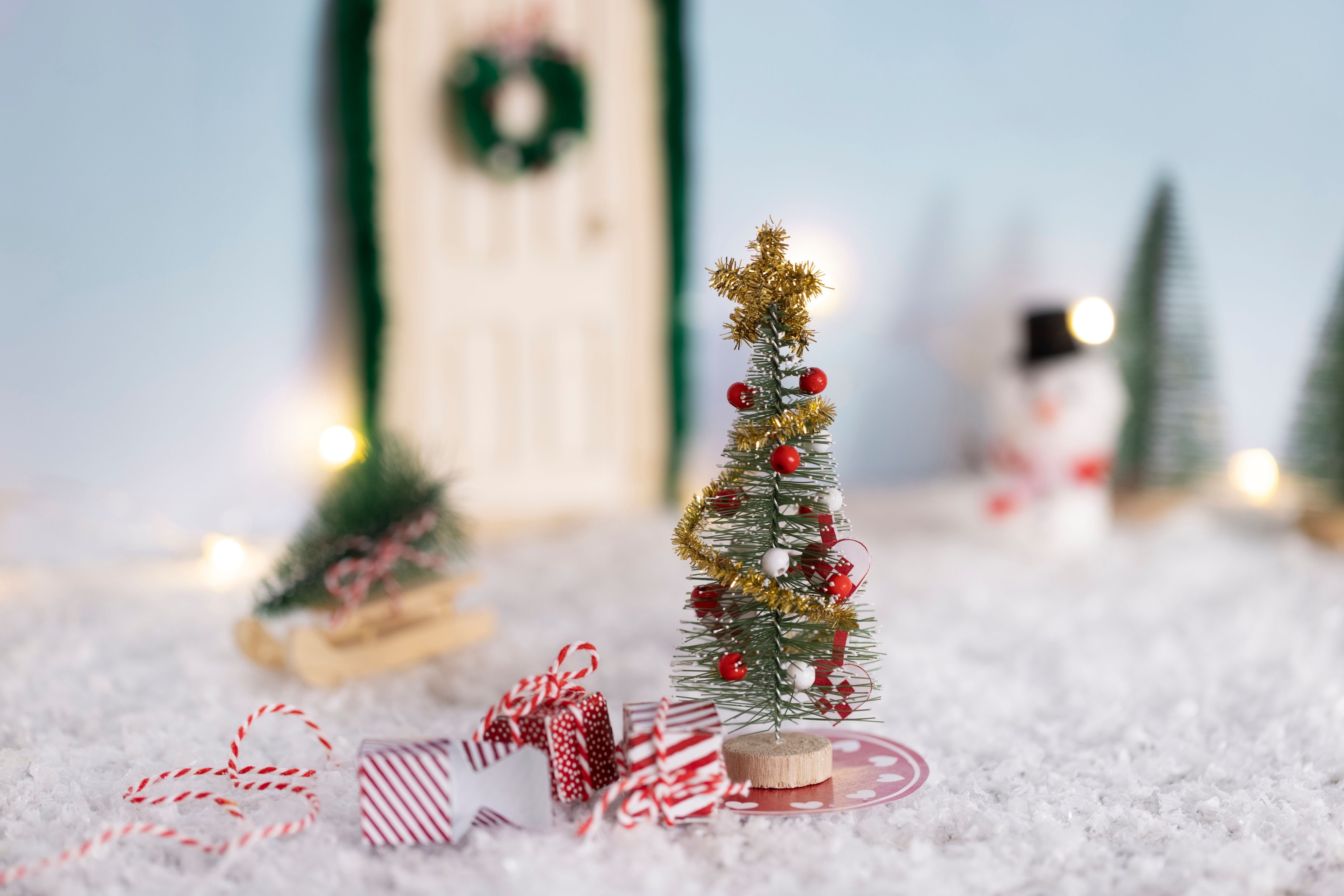 creativ company Kreativset 977452, Weihnachtsbaum, Bastelset Wichteltür Mini - DIY Dekoration