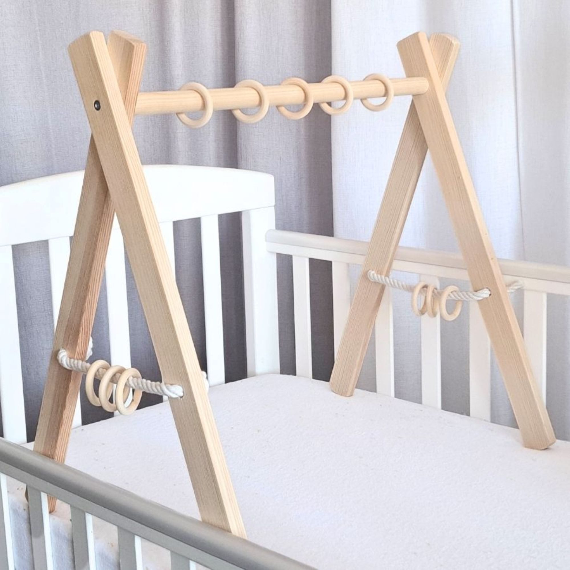 LuMali Baby Gym Holz Spielbogen klappbar 41x58x49cm Naturholz Kiefer faltbar sicher, Spieltrapez Neugeborene Motorik Sensorik leicht tragbar ab Geburt