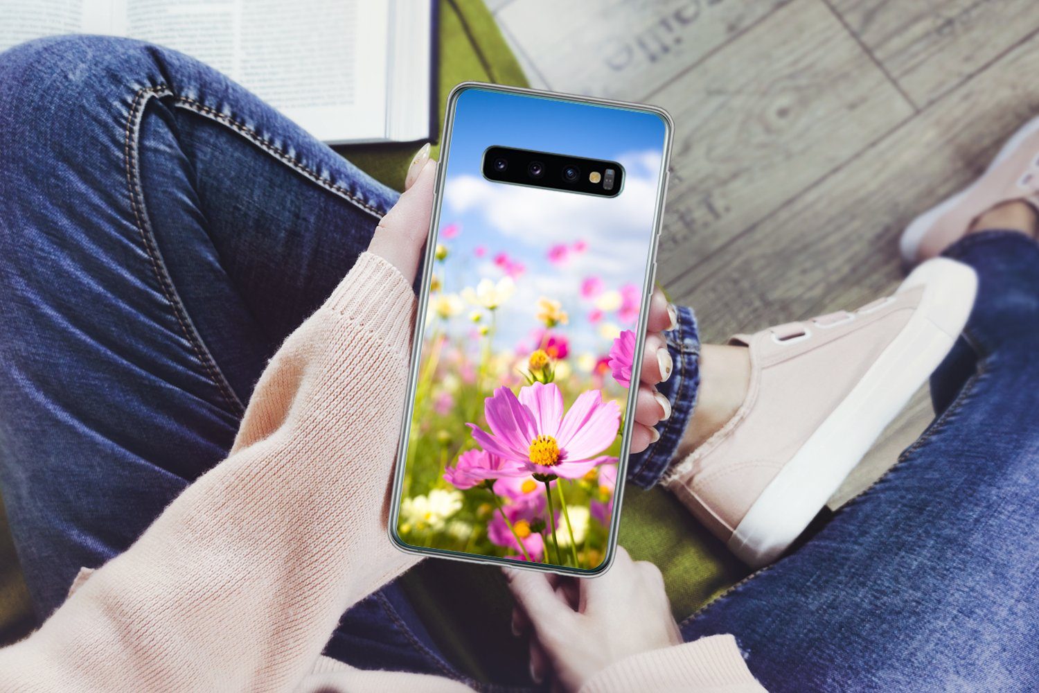 MuchoWow Handyhülle für Samsung Galaxy S10 Blumen - Wiese - Lila - Gras - Weiß - Wolken -, Phone Case, Silikon, Schutzhülle Dünn