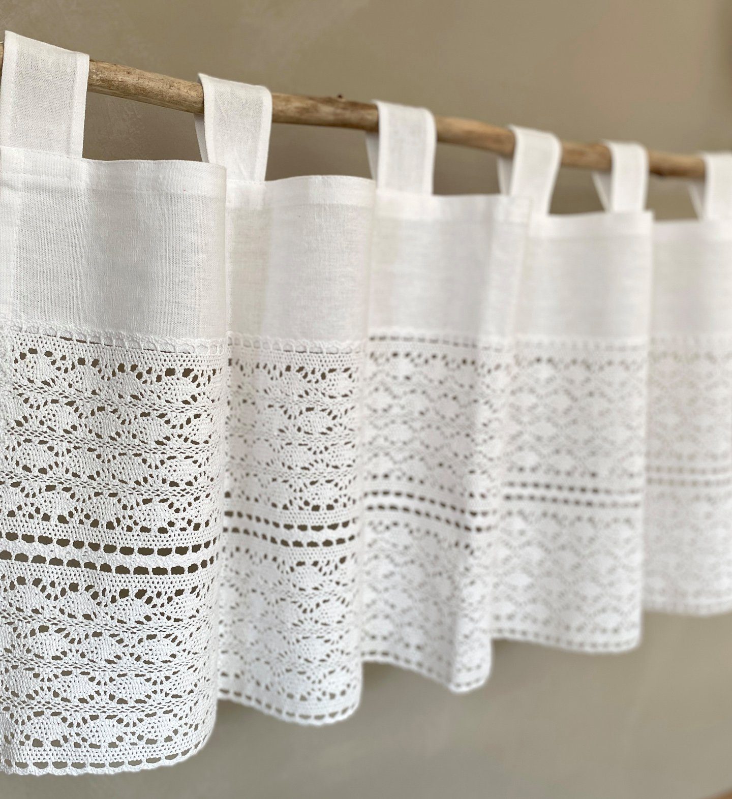heimtexland Scheibengardine Deko Set Häkelspitze Gardine Kissen Tischdecke (1 St), Schlaufen, blickdicht, Boho Scheibengardine Makramee Spitze Häkel Bistrogardi – Bild 3 von 4