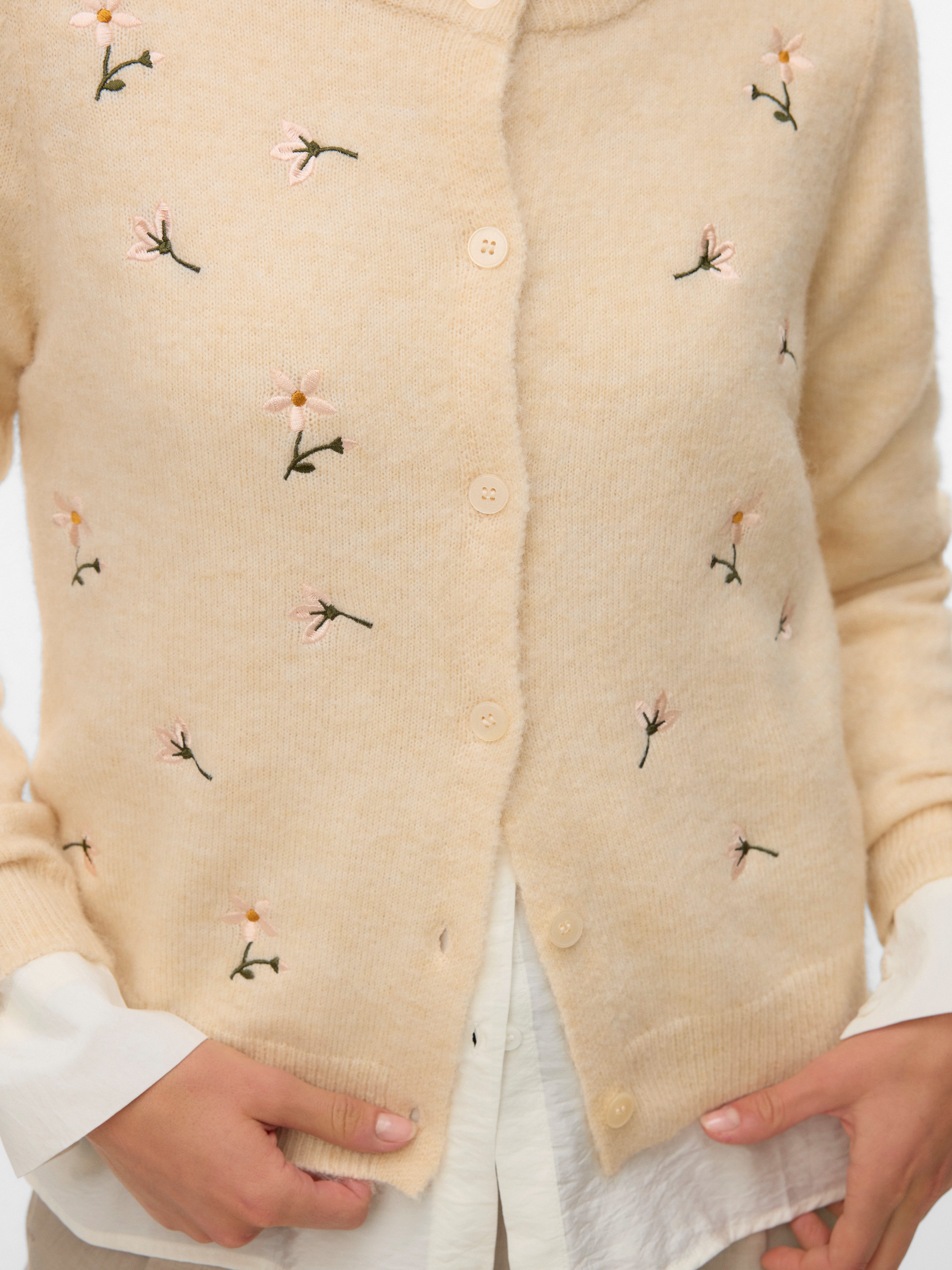 Vero Moda Strickjacke VMFIORELLA EMB LS O-NECK SHORT CARD BOO mit Blumenstickerei