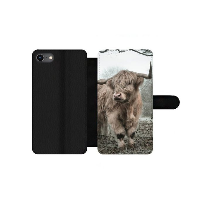 MuchoWow Handyhülle Schottischer Highlander - Wald - Nebel - Kuh - Tiere - Natur Handyhülle Telefonhülle Apple iPhone SE (2020)