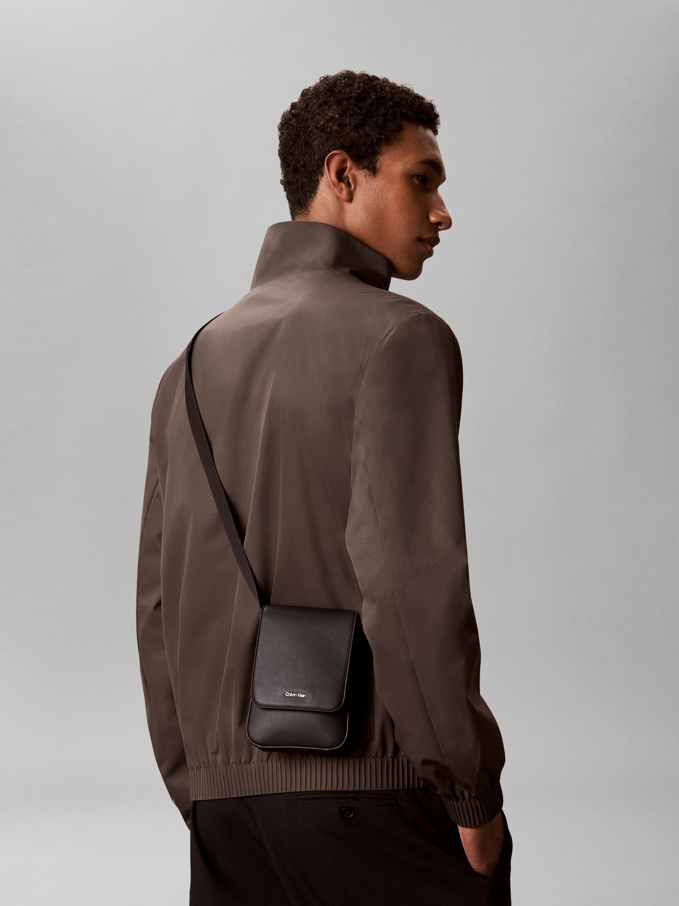 Calvin Klein Umhängetasche RAISED PHONE CROSSBODY, Herren Body Bag, Schultertasche, Mini Bag mit Überschlag
