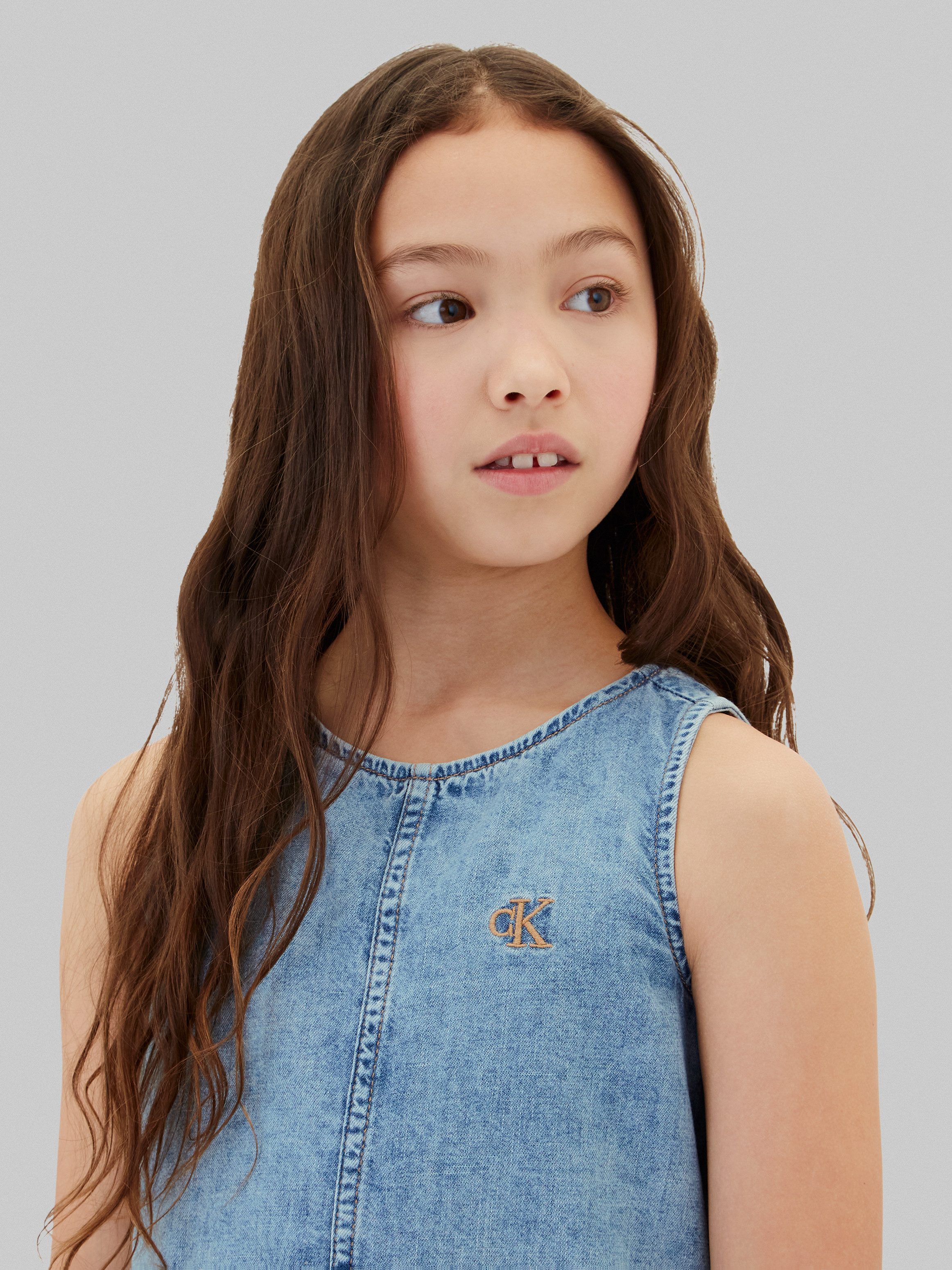 Calvin Klein Jeans Jeanskleid DENIM SLEEVELESS DRESS Regular fit für Kinder mit Rundhalsausschnitt – Bild 2 von 5