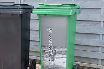 MuchoWow Wandsticker Große Giraffe in Schwarz und Weiß (1 St), Mülleimer-aufkleber, Mülltonne, Sticker, Container, Abfalbehälter