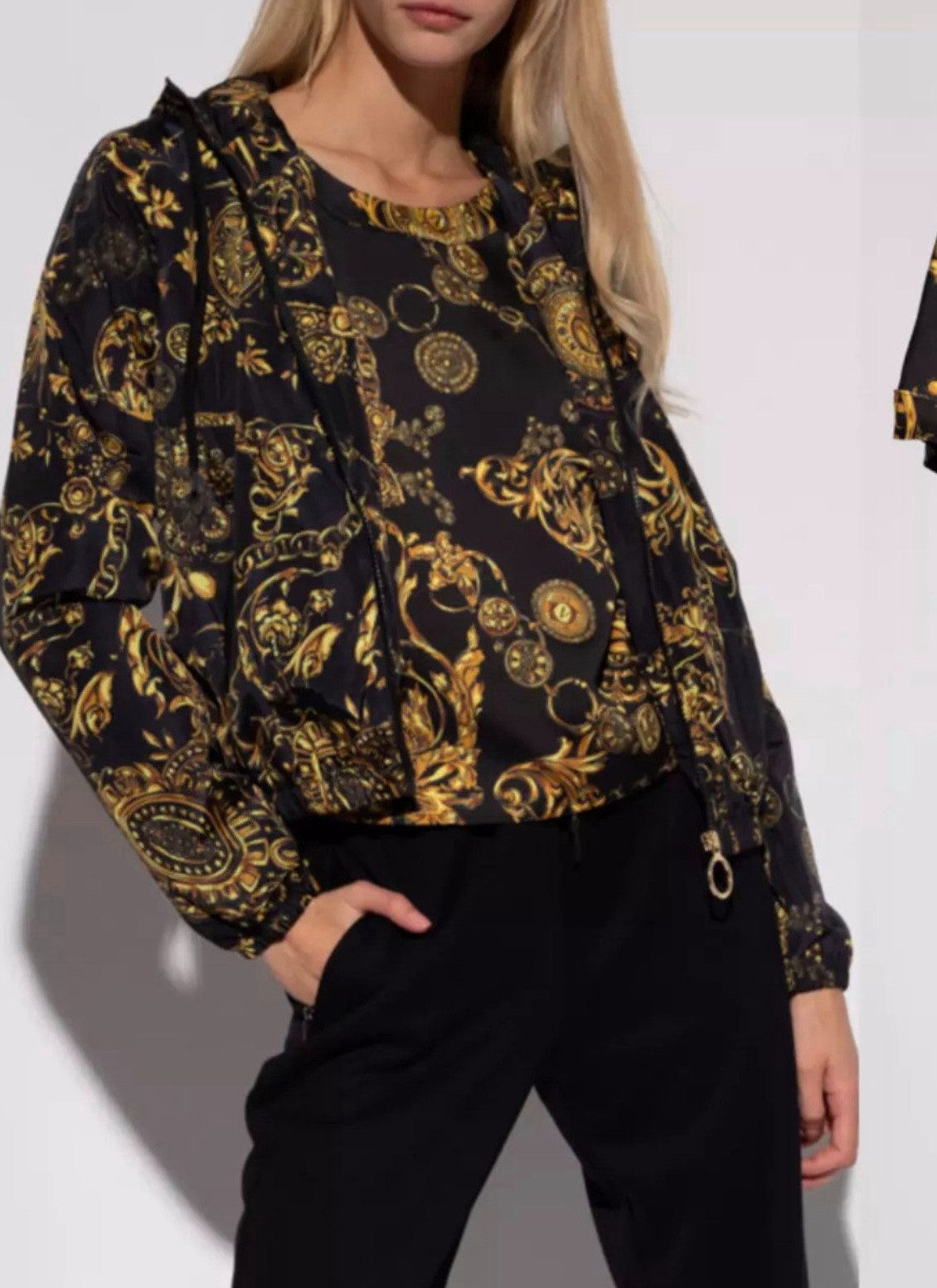 Versace Jeans Couture T-Shirt PATTERNED Barock Top Bluse Shirt T-shirt Iconic Retro Print goldfarbenen Knopfverschlüssen,ikonischen Print der Marke