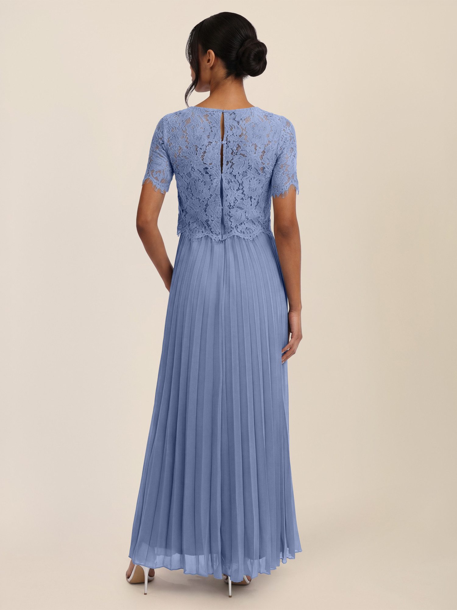 Apart Abendkleid mit Spitzenoberteil und Plisseerock