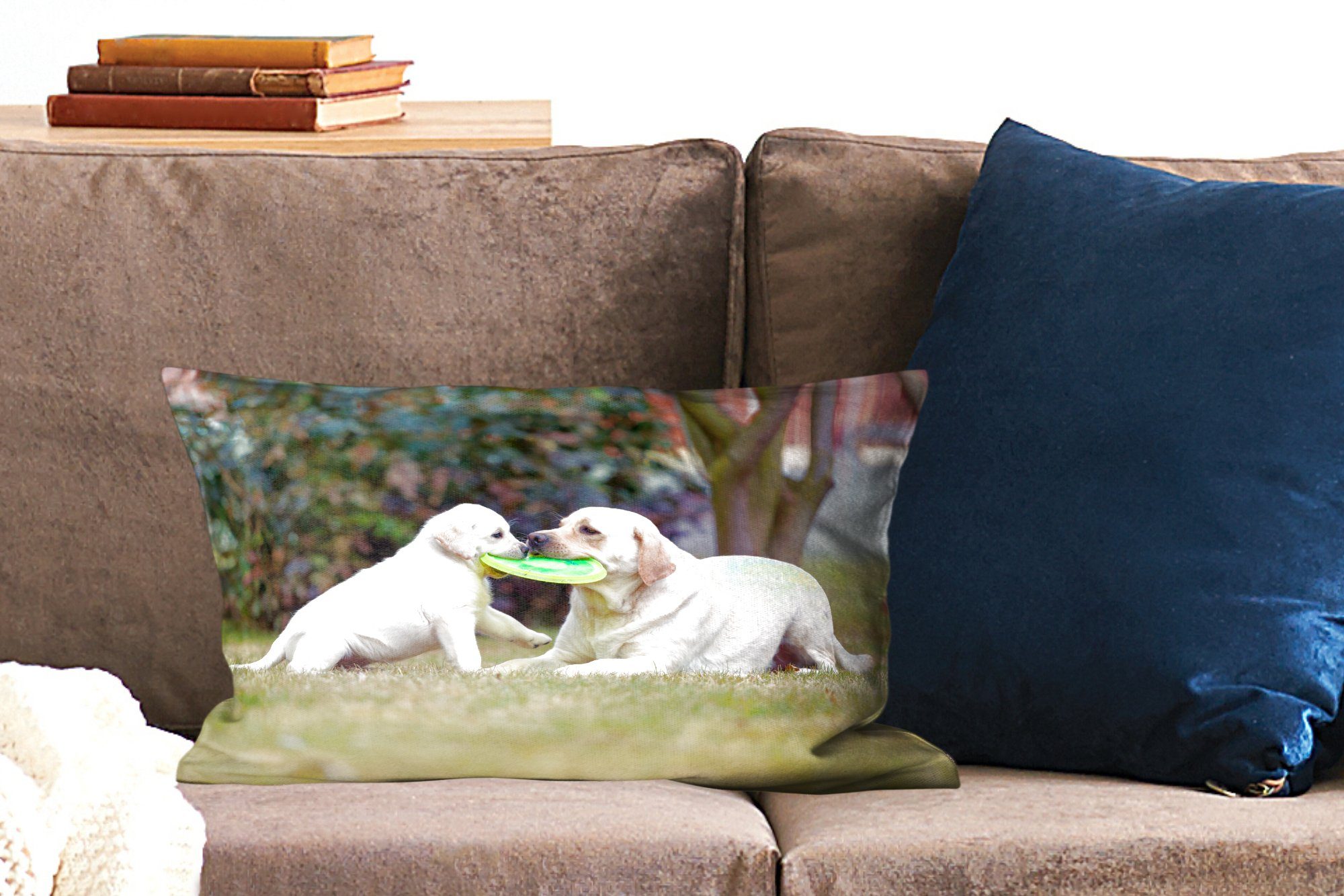 MuchoWow Dekokissen Hund mit seinem Dekokissen Welpen Füllung, einem mit Zierkissen, Schlafzimmer Frisbee, und Dekoration, Wohzimmer