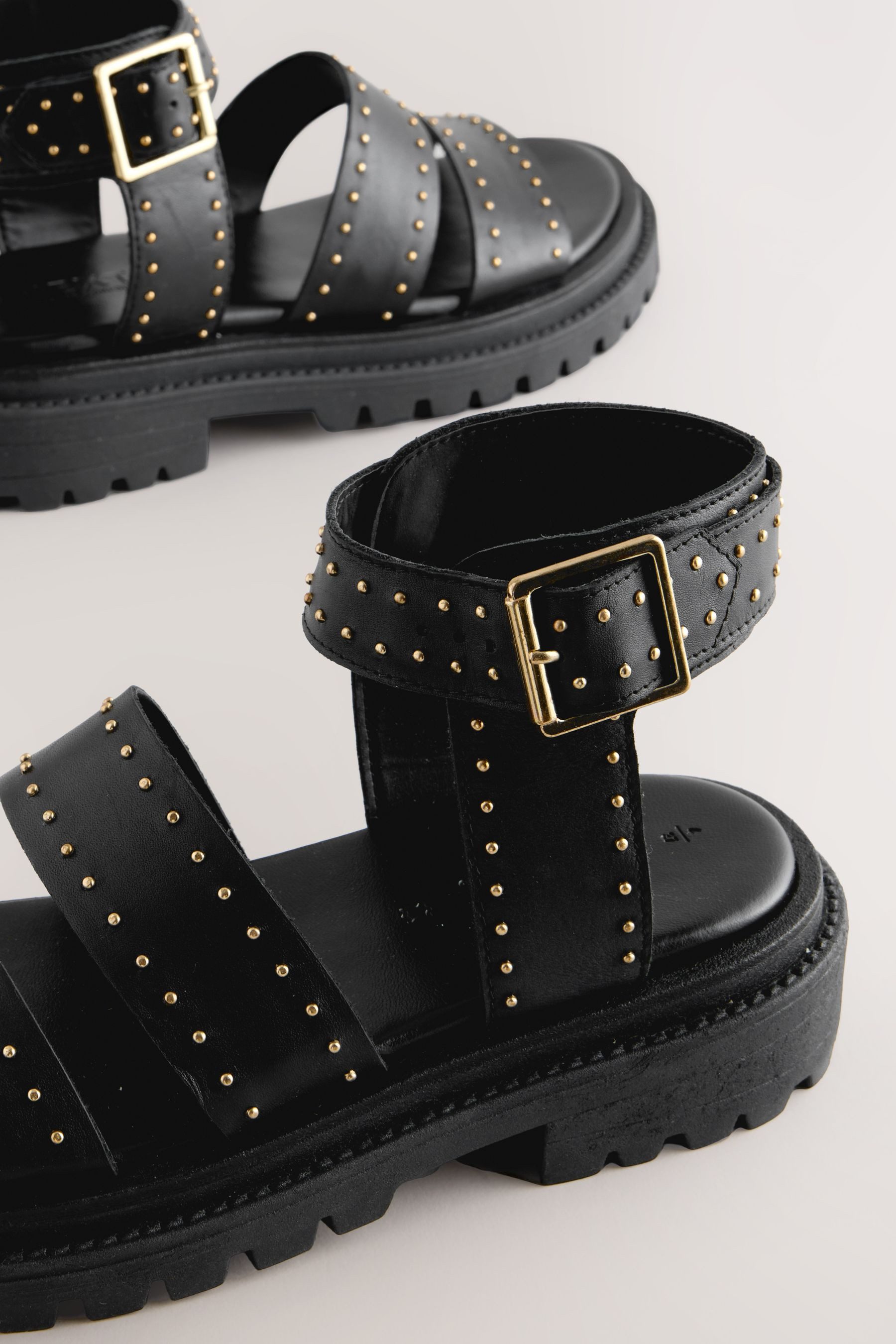 Next Forever Comfort® Klobige Sandaletten mit Nieten Keilsandalette