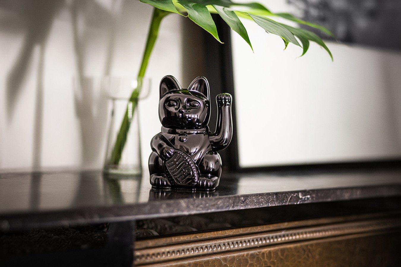 daslagerhaus living Winkekatze Winkekatze Lucky Cat Cosmic shiny schwarz