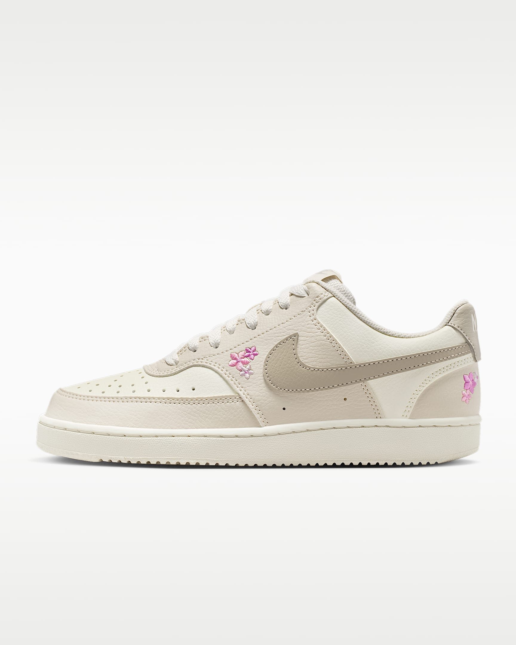 Nike Sportswear WMNS COURT VISION LOW SE Sneaker inspiriert vom Design des Nike Air Force