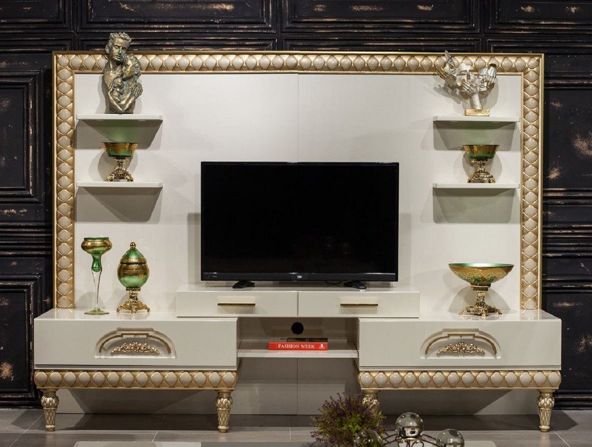 Casa Padrino TV-Schrank Luxus Barock TV Schrank Weiß / Gold - Prunkvolles Wohnzimmer Sideboard mit Rückwand - Barock Wohnzimmer Möbel