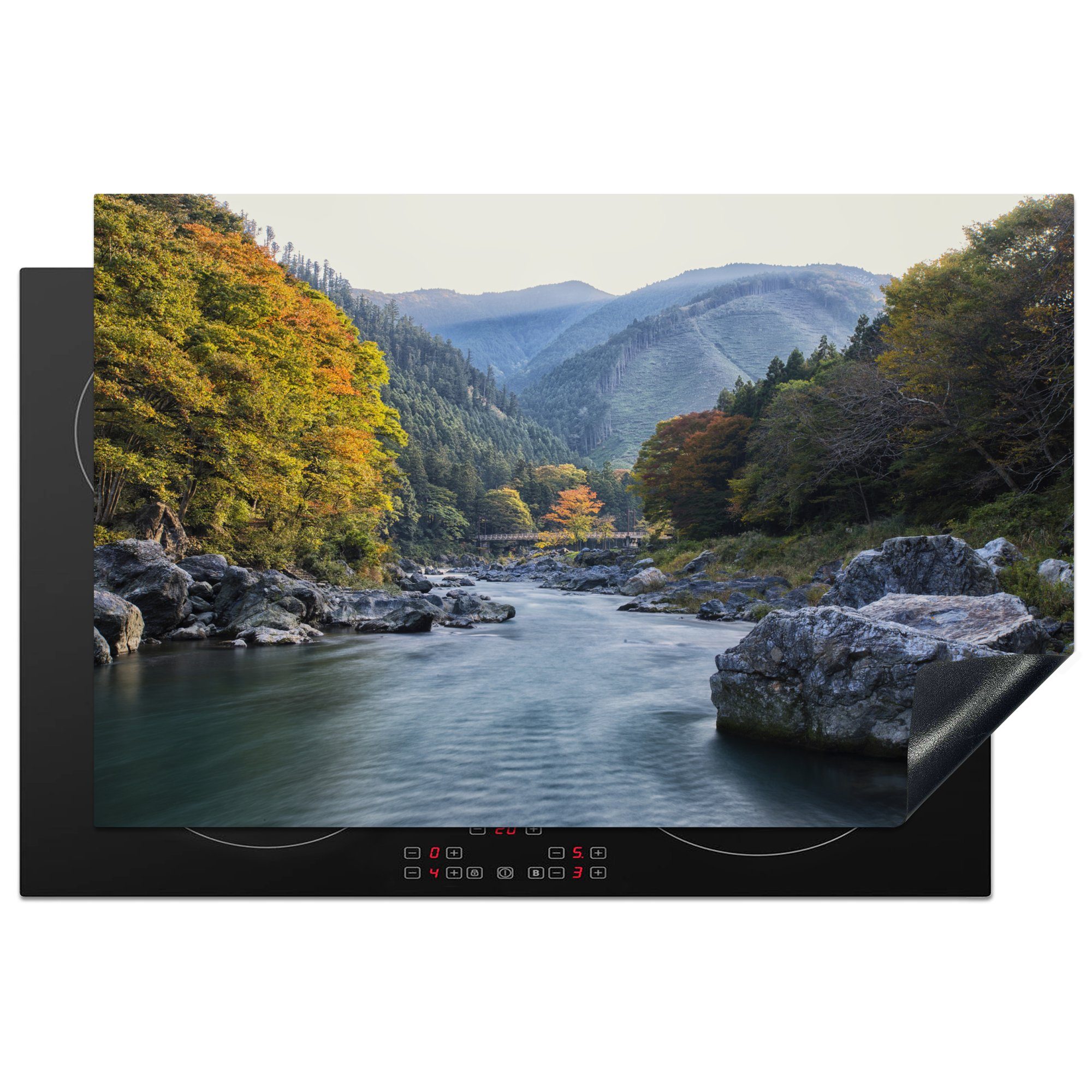 MuchoWow Herdblende-/Abdeckplatte Fluss bei Okutama in Japan mit Herbstfarben, Vinyl, (1 tlg), 81x52 cm, Induktionskochfeld Schutz für die küche, Ceranfeldabdeckung