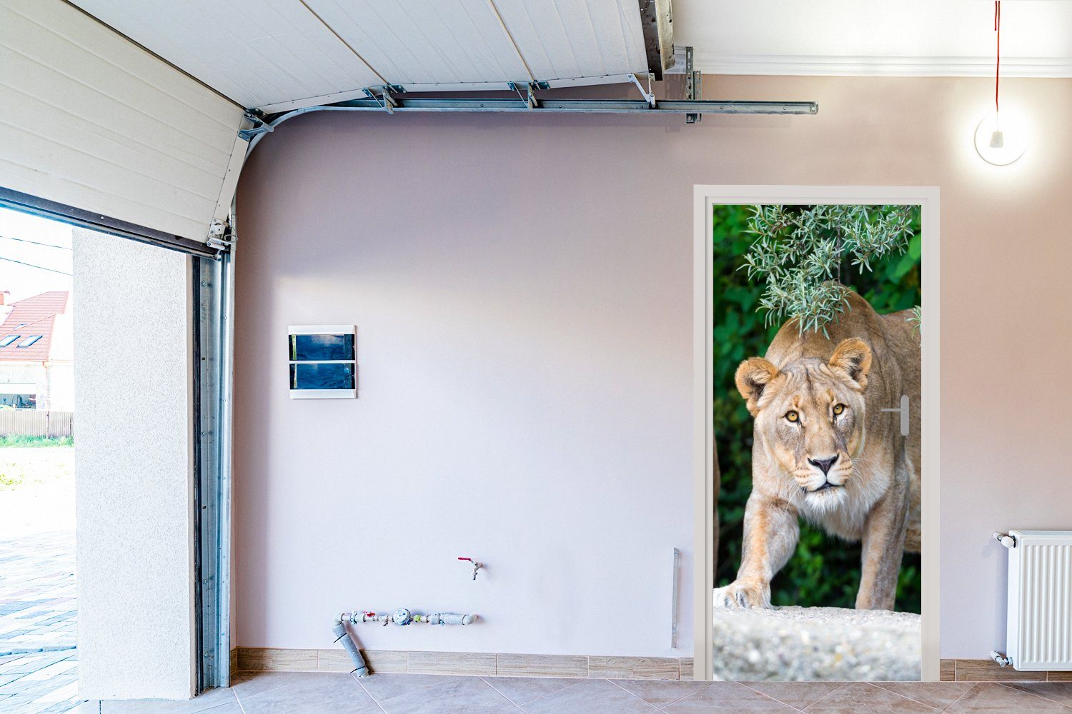 Türaufkleber, Wilde Jagd, für Löwinnen Fototapete MuchoWow Matt, Tiere (1 75x205 cm - St), bedruckt, Tür, Türtapete -