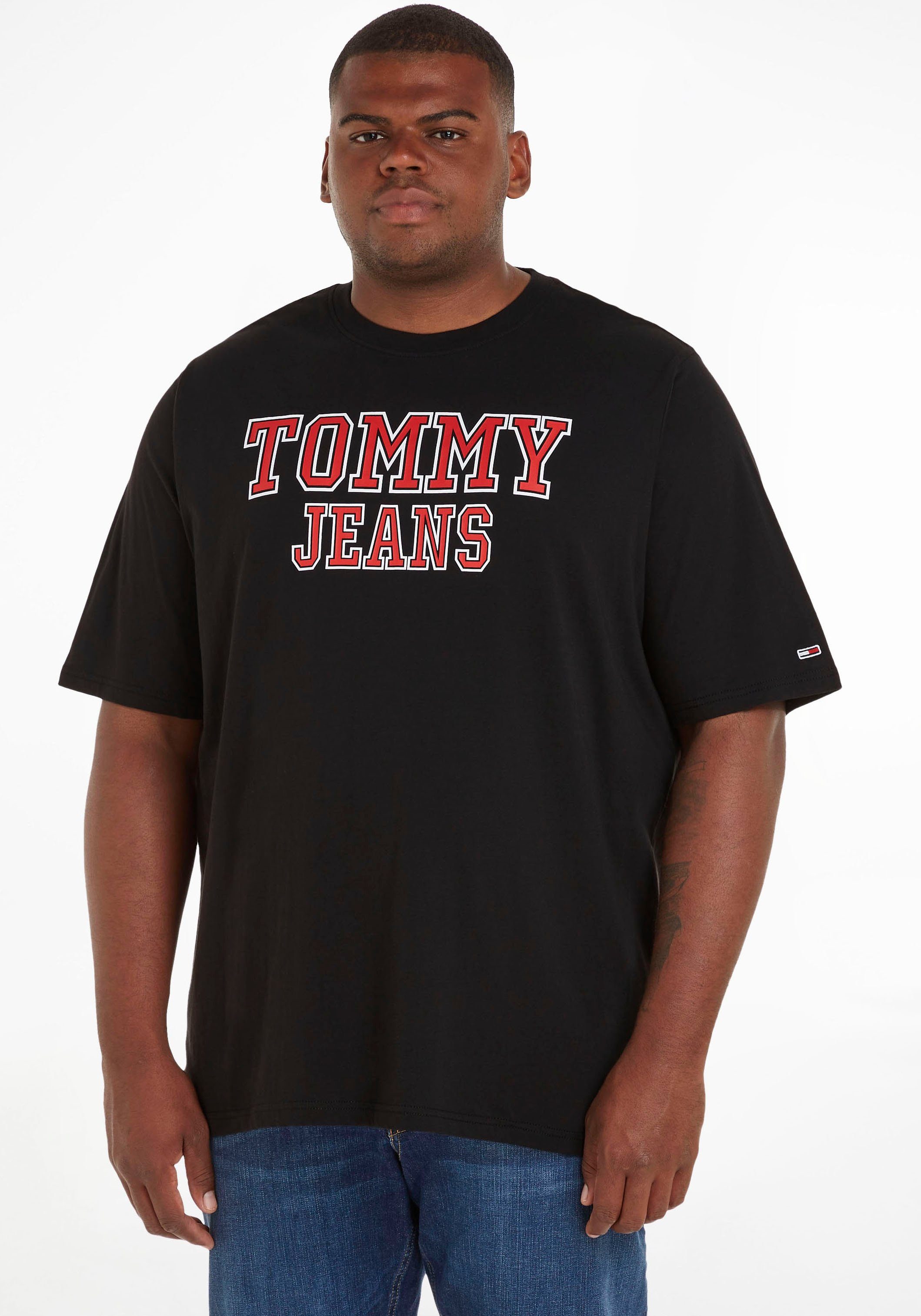 mit PLUS Black Jeans Tommy Brust Logoprint der TJ Plus TJM ESSENTIAL TEE T-Shirt auf