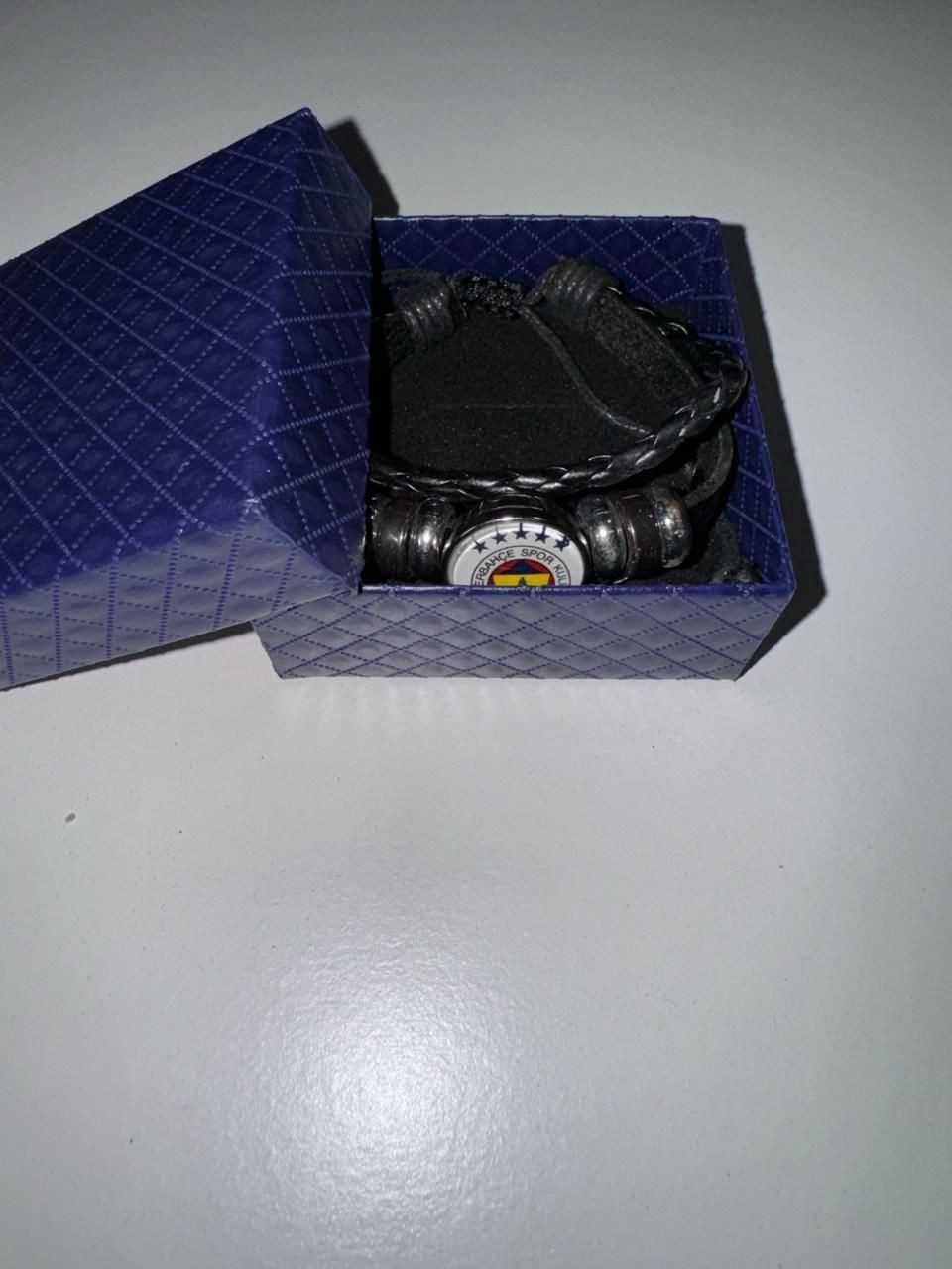 Stelby Armband mit Gravur Fenerbahce Armband 5 Sterne 3D Gravur im Glas mit Geschenkbox (Weihnachtsgeschenk, Geburtstagsgeschenk, Valentinstaggeschenk), Hochwertiges Lederarmband für Fenerbahce Fans – edel & robust