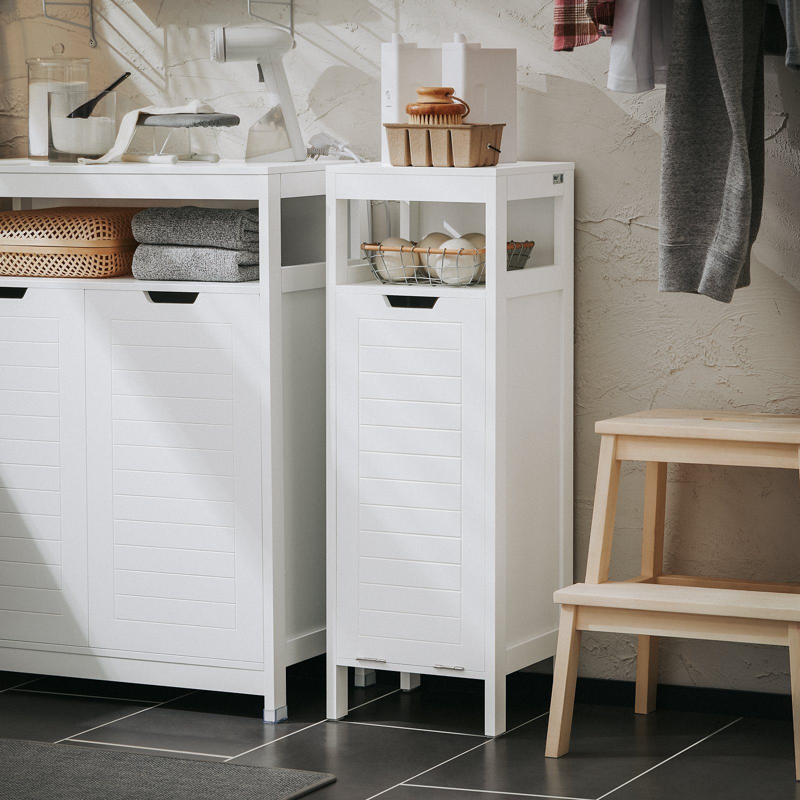 SoBuy Wäscheschrank mit ausklappbarem Wäschesack Holz Weiß BZR122-W günstig online kaufen