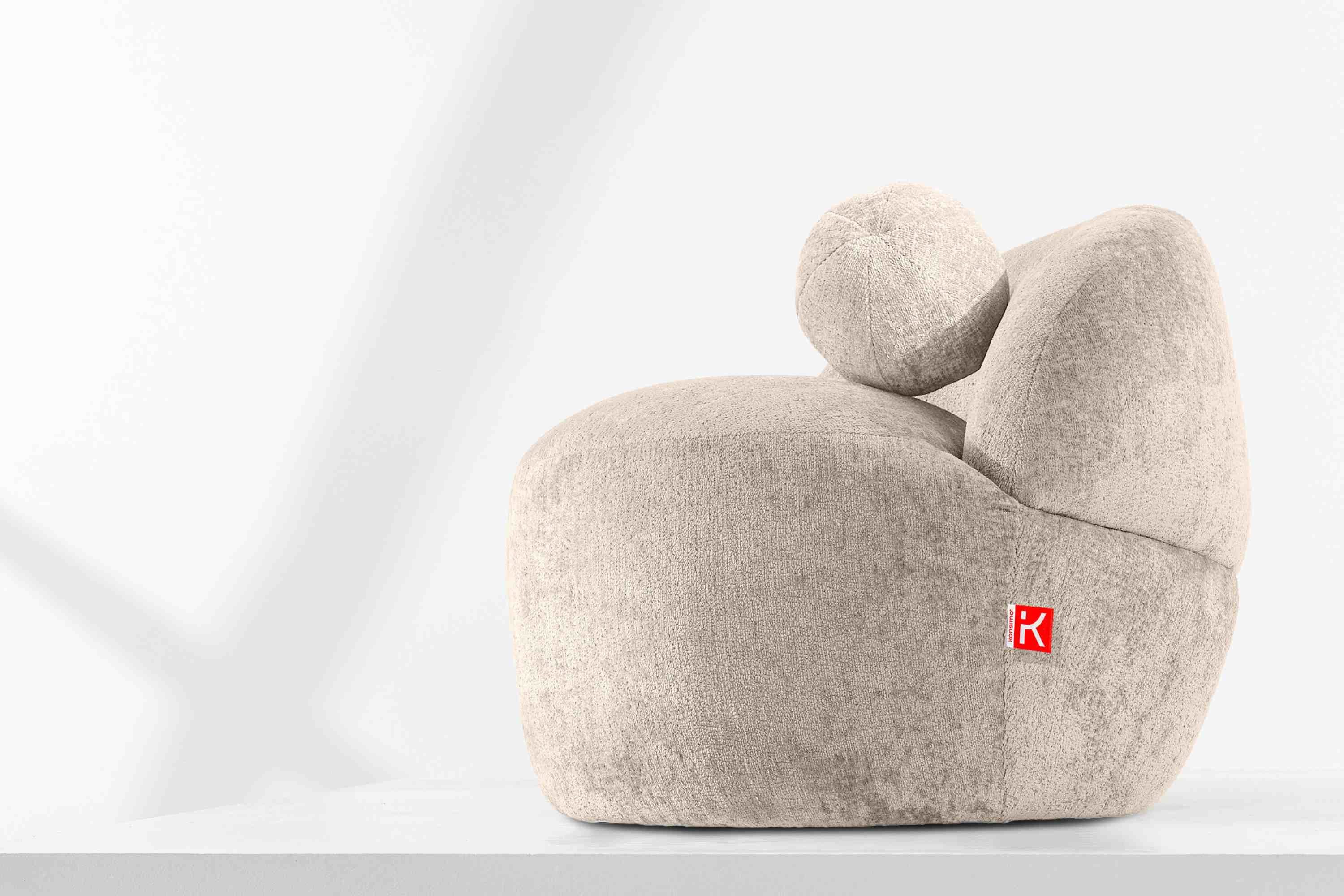 KONSIMO® Cocktailsessel NELUM Modern Sessel, organische Form, mit dekorativem Rundkissen, Chenille-Stoff, hergestellt in der EU