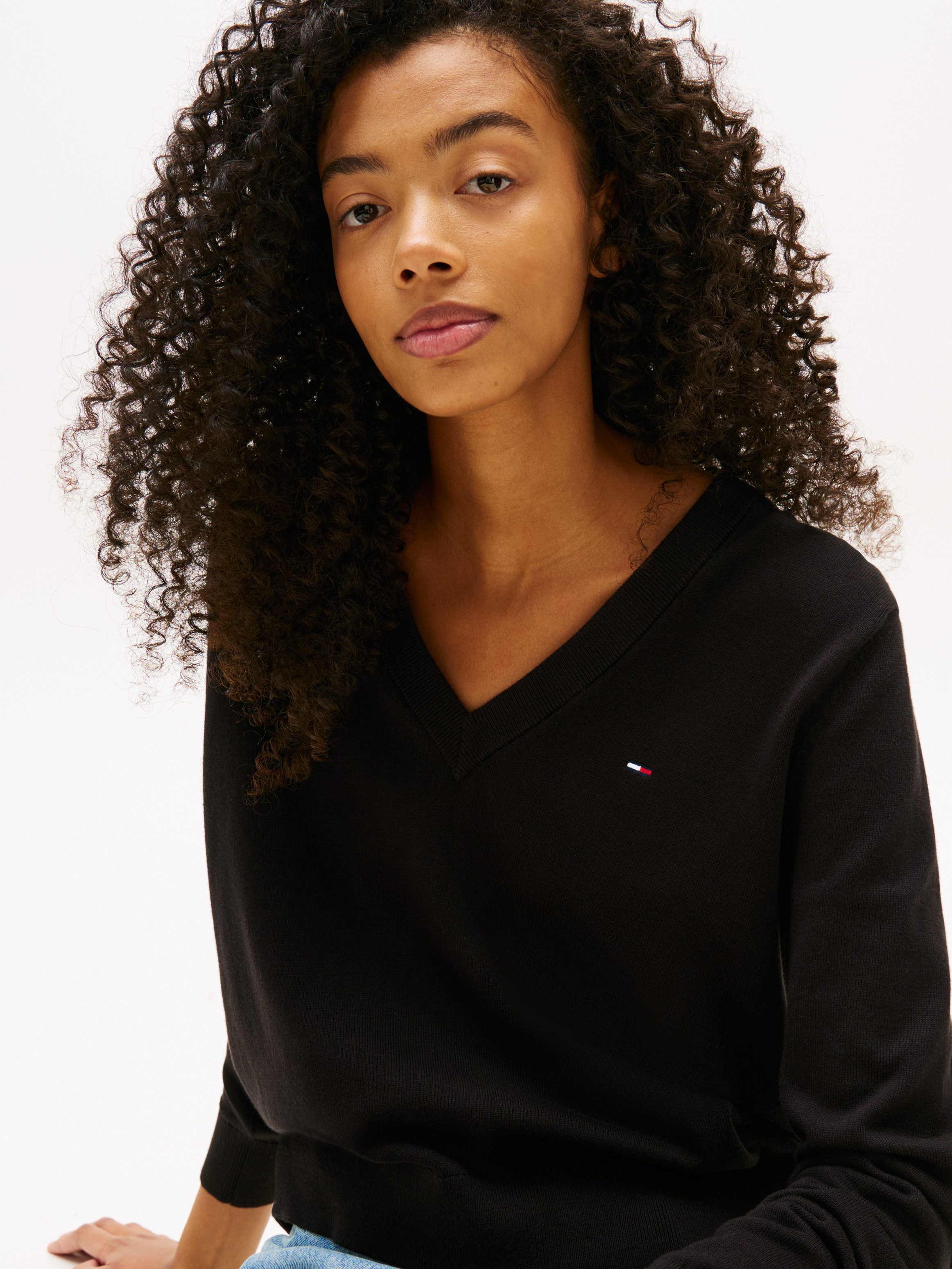 Tommy Jeans V-Ausschnitt-Pullover TJW ESSENTIAL VNECK SWEATER EXT mit Logostickerei