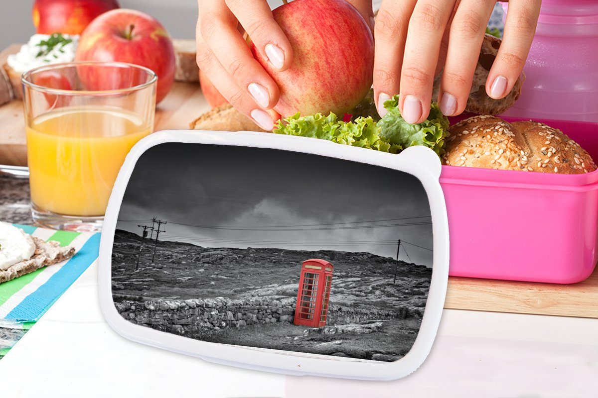 einer Telefonzelle, Snackbox, Brotdose Brotbox MuchoWow für rosa Kunststoff Mädchen, Schwarz-Weiß-Foto britischen Kunststoff, Lunchbox (2-tlg), Erwachsene, Kinder,