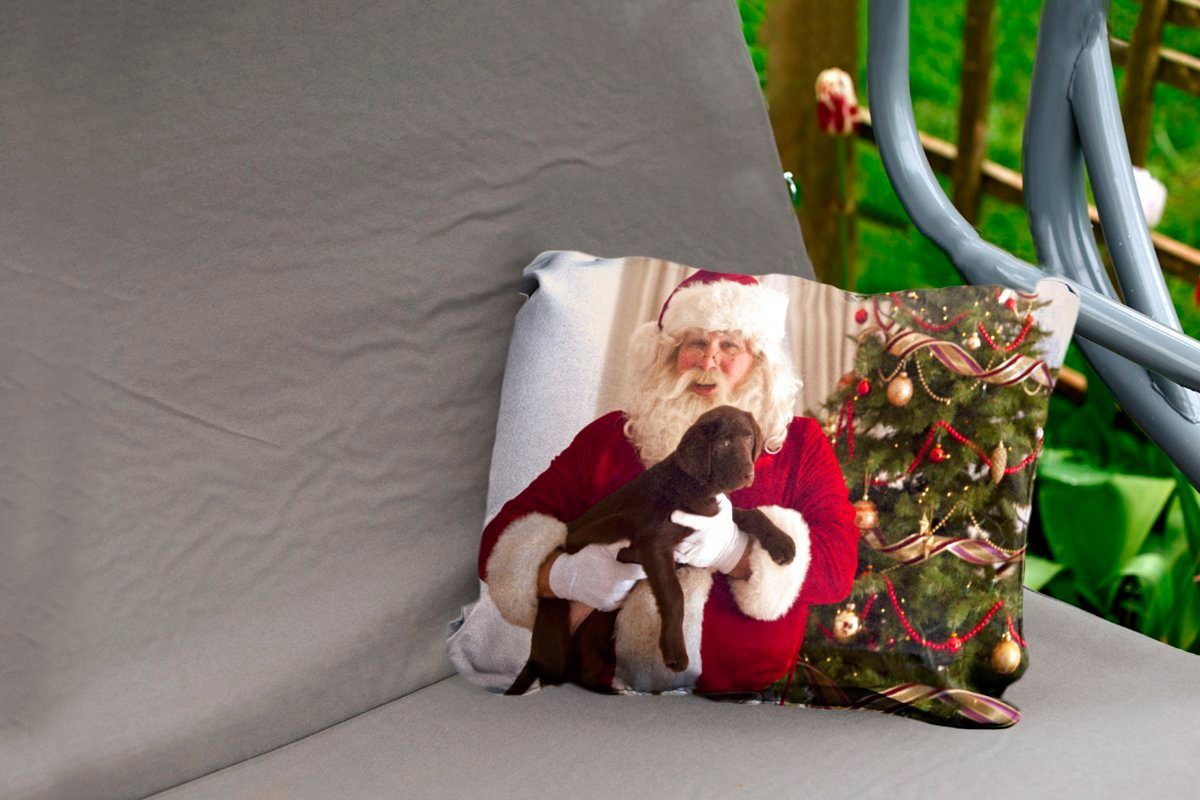 Dekokissenbezug, in braunen Dekokissen MuchoWow den Händen, Kissenhülle einem Hund Weihnachtsmann Der Polyester, Outdoor-Dekorationskissen, mit