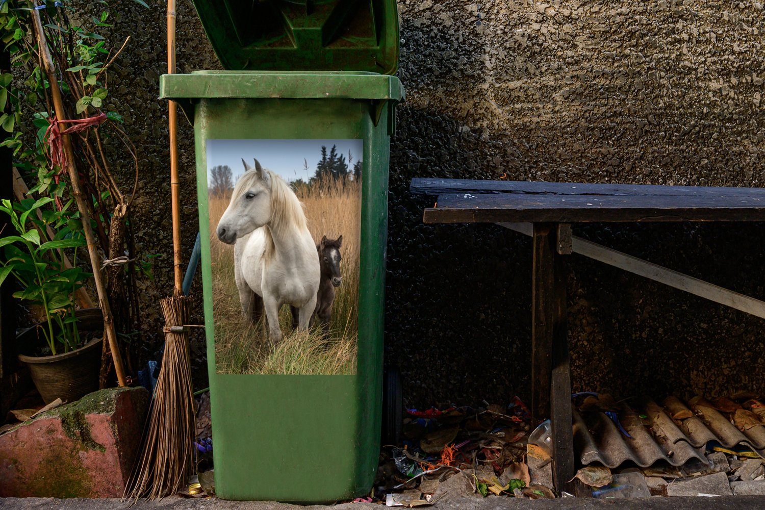 MuchoWow Wandsticker - Abfalbehälter - Mülltonne, St), Fohlen Container, (1 Mülleimer-aufkleber, Sticker, Pferde Weiß