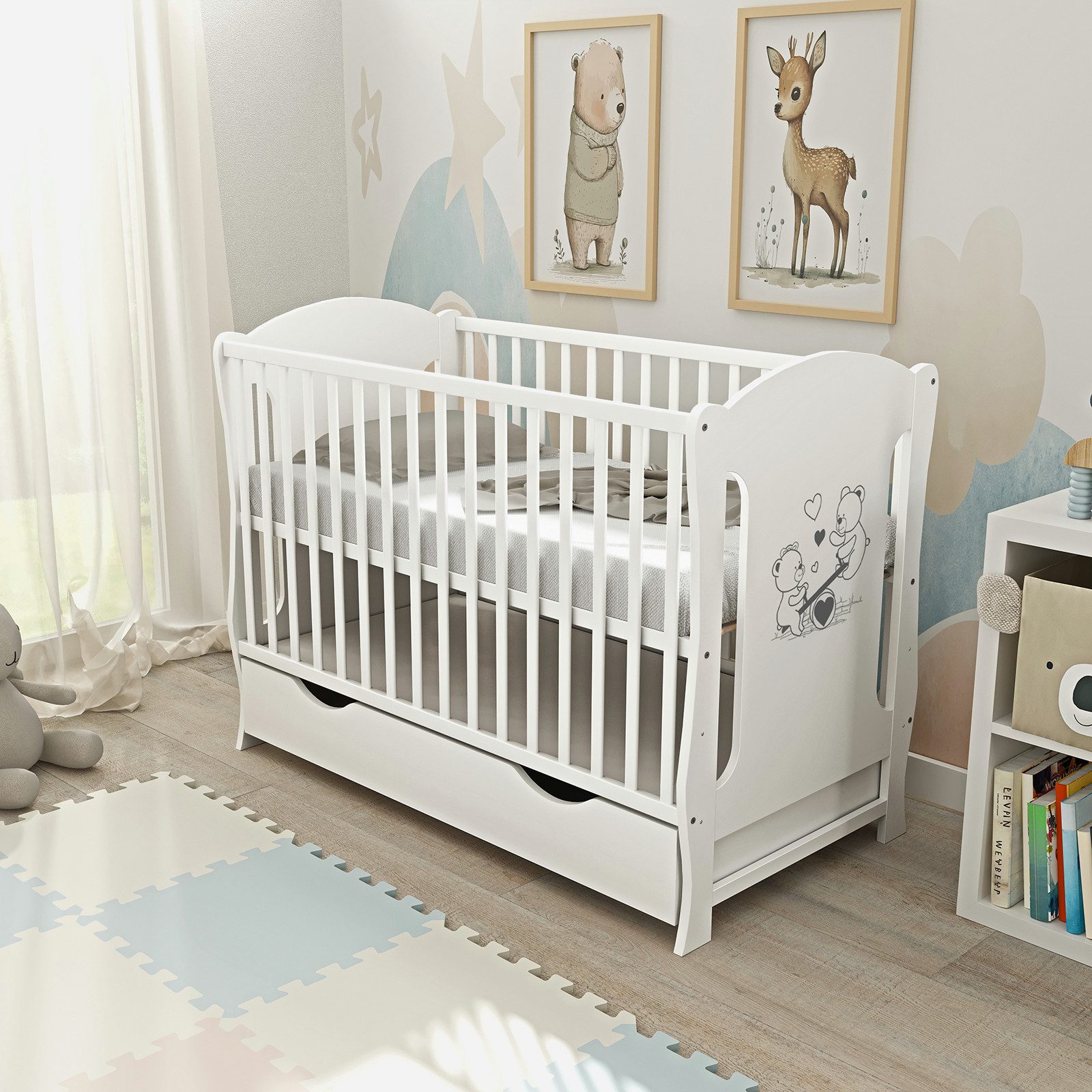 Baby-Delux Babybett Lia, Kinderbett 60x120 cm weiß Schublade Kiefer Teddy Wippe Motiv Matratze