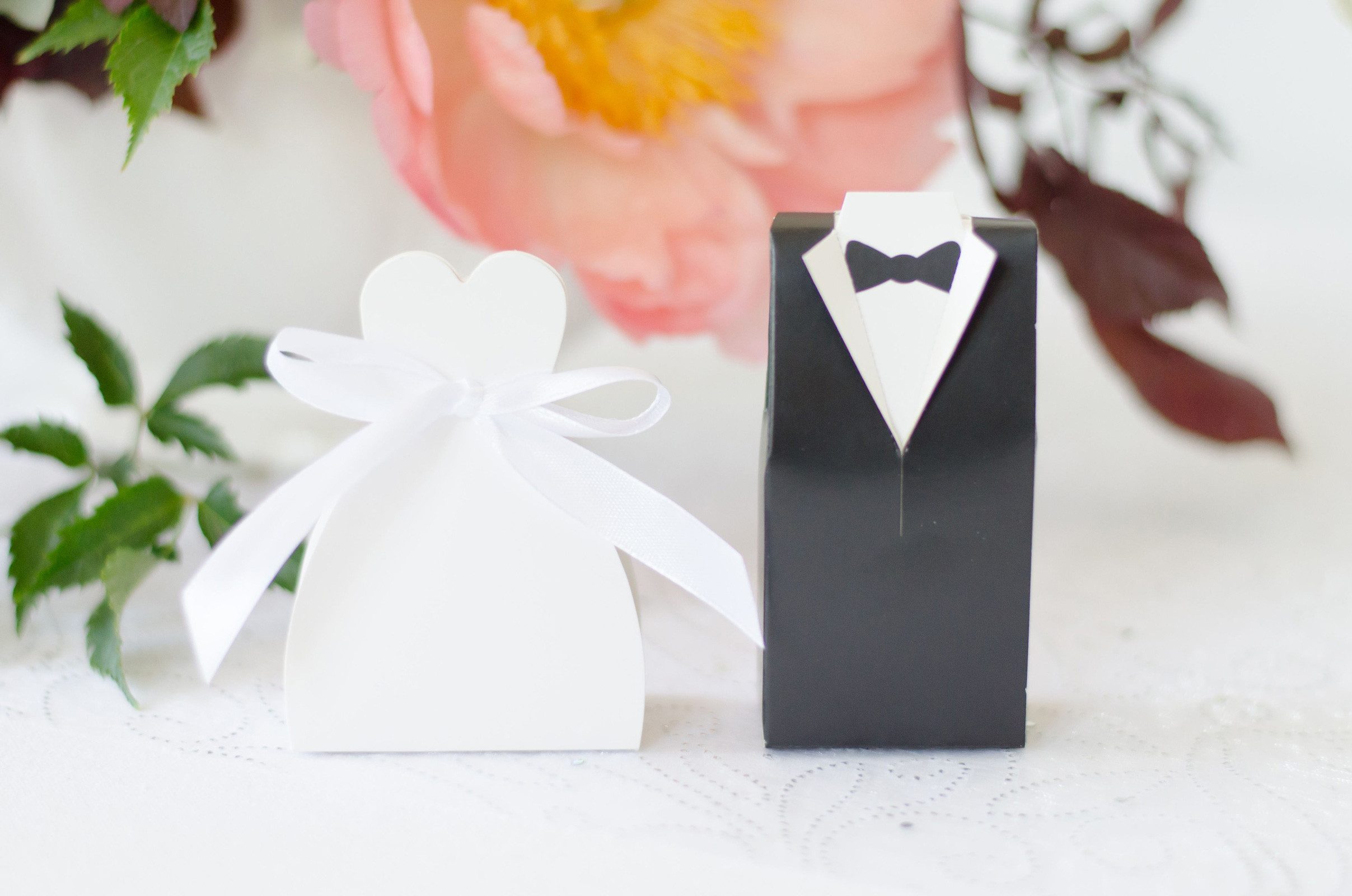partydeco Geschenkbox, Geschenkbox für Gastgeschenke 5x3x9,5cm Bräutigam 10 Stk Schwarz Weiß