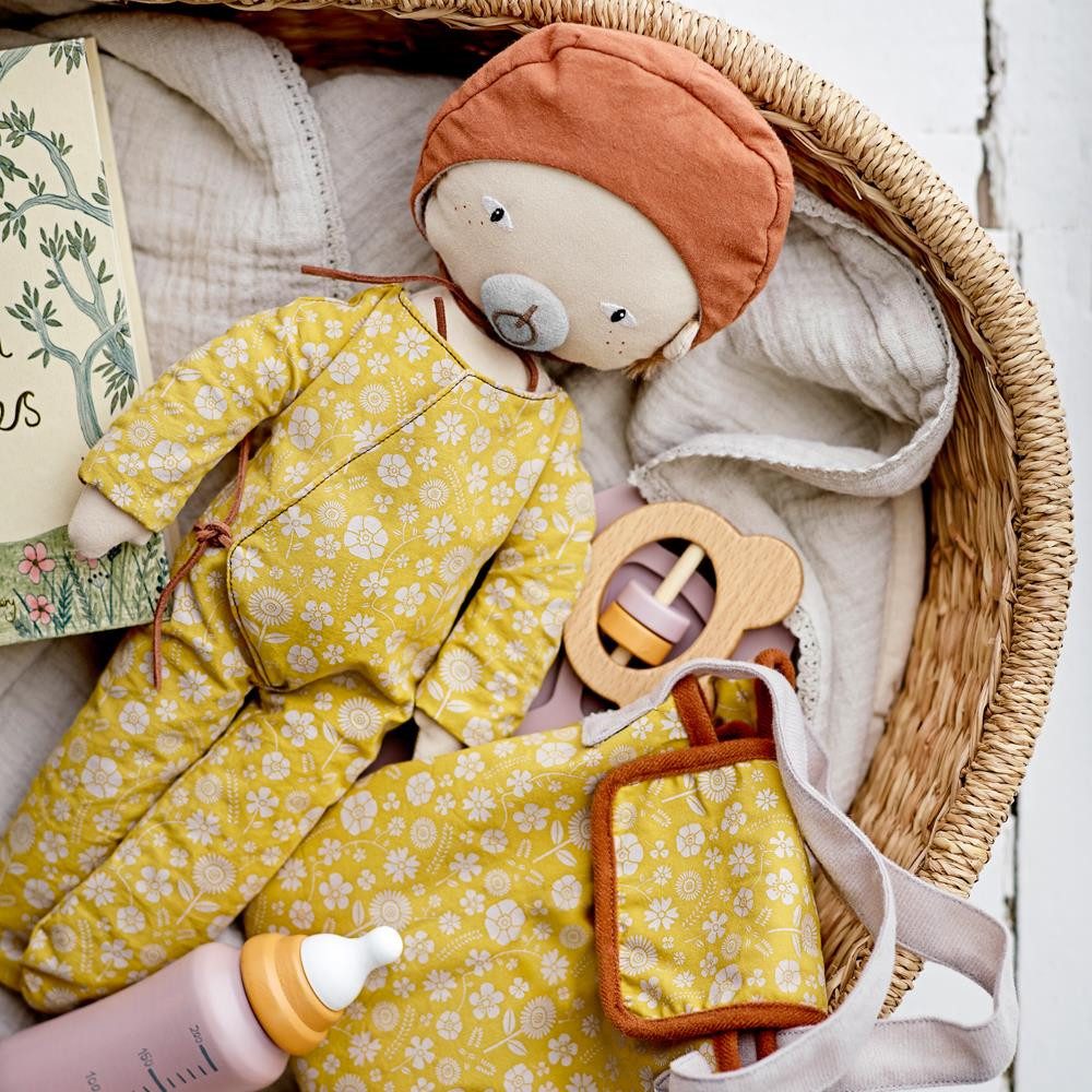 Bloomingville Puppen Accessoires-Set MINI Riina Spielset Baby für Puppen & Rollenspiel, 4‑teilig, Puppenzubehör, Babyspielset, Holzspielzeug, Holzrassel, Geschenkbox