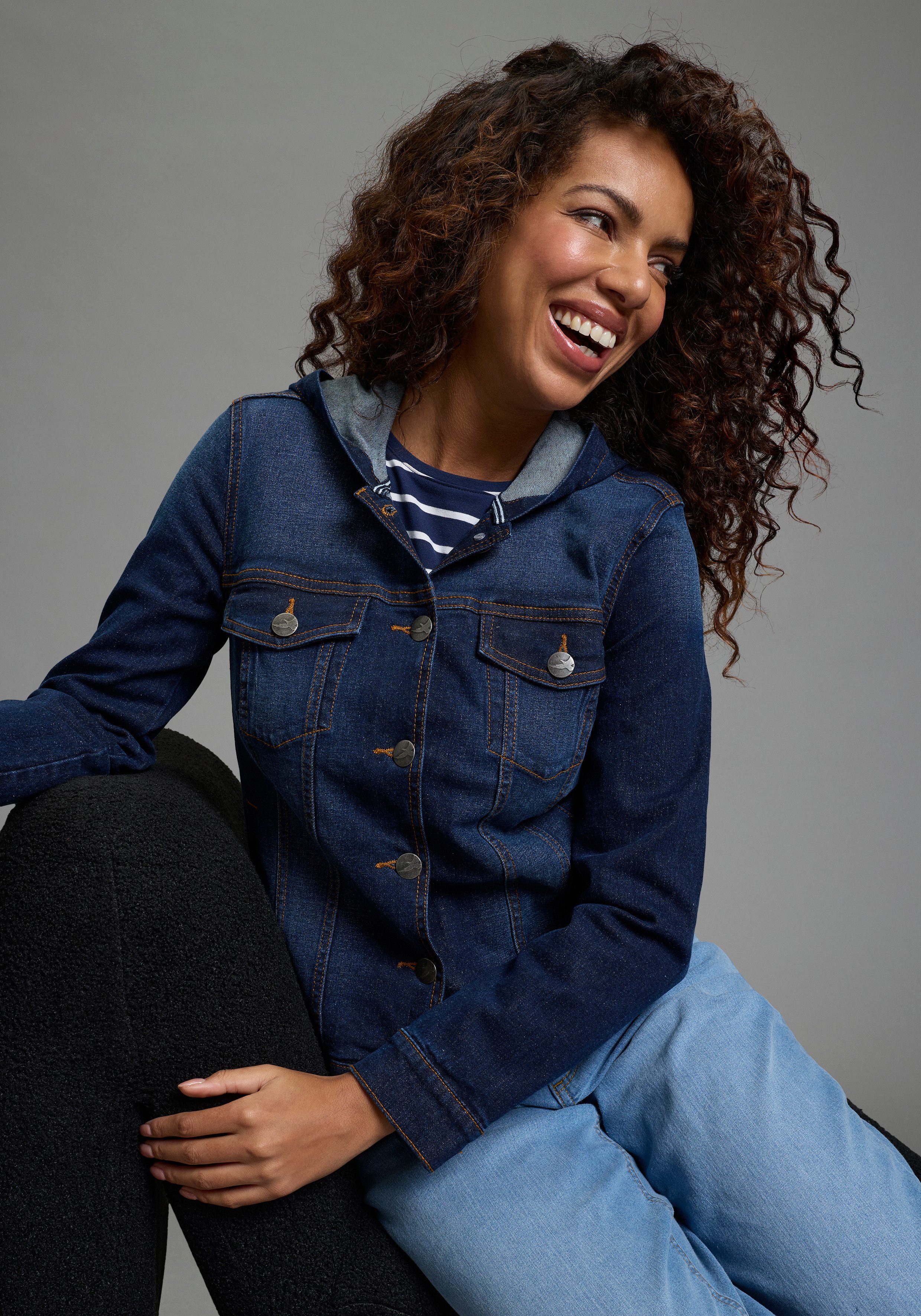 Arizona Jeansjacke mit Kapuze, Regular Fit, mit Knopfleiste, mit Knopf-Applikationen. € 49,00, (€ 49,00 pro 1 Stk).