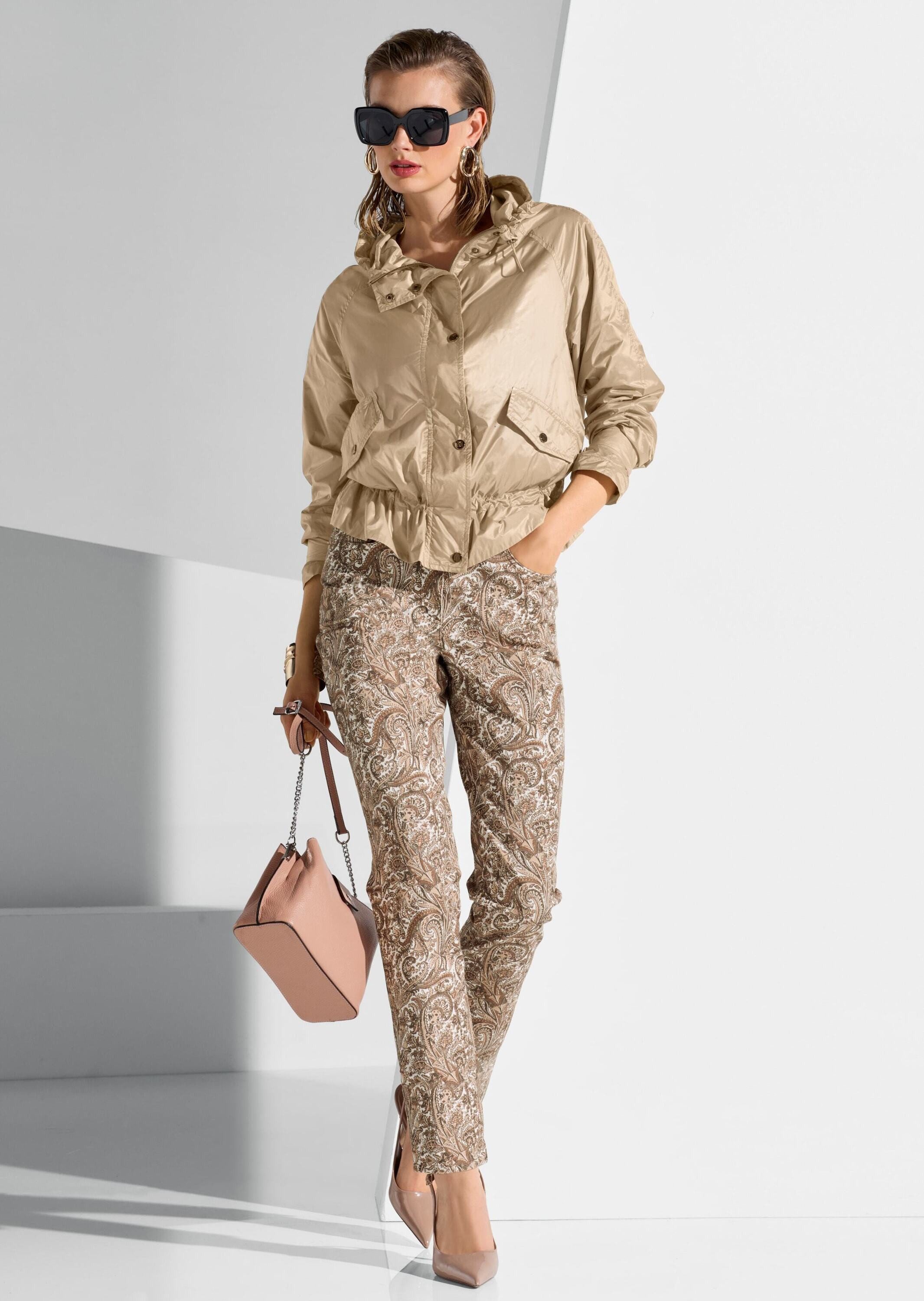 MADELEINE Outdoorjacke Outdoorjacke mit Kapuze, Raglanärmel Unifarbenes Design, variabler Kragen, verdeckter Reißverschluss