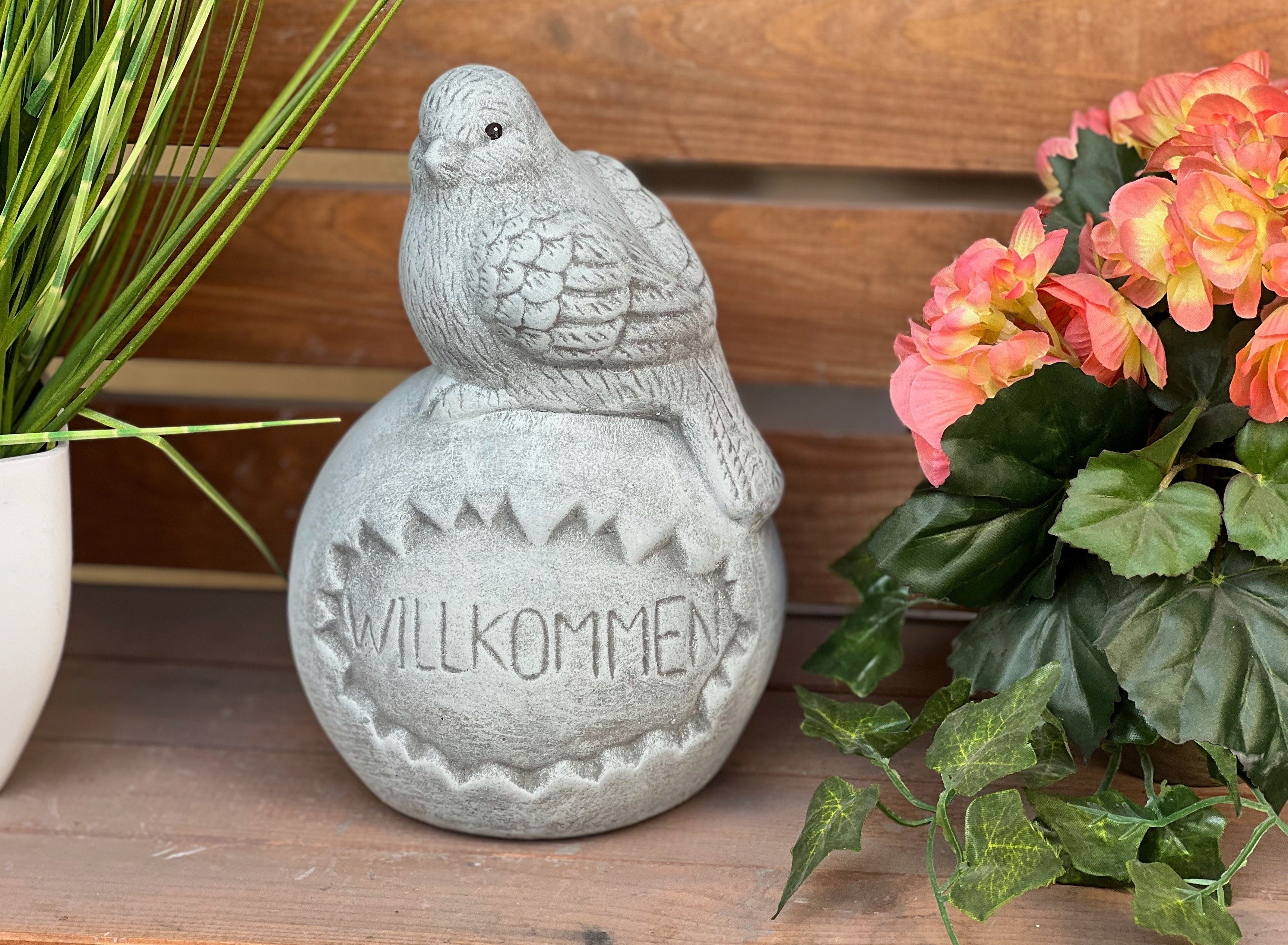 Stone and Style Gartenfigur Steinfigur "Willkommen", Kugel frostfest Steinguss auf Vogel
