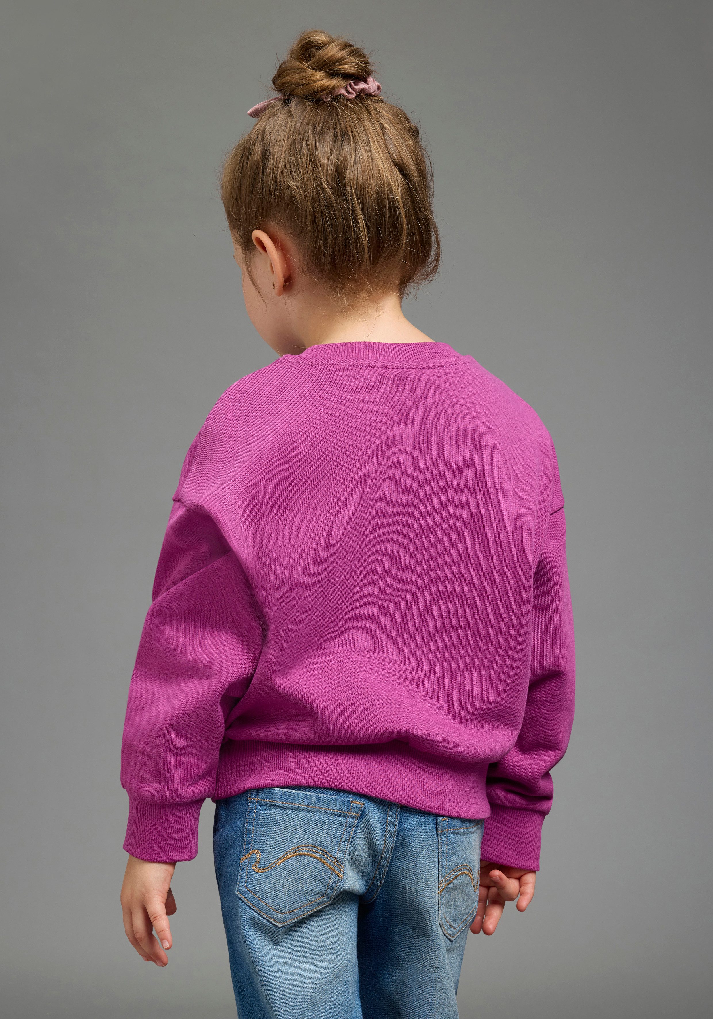 KIDSWORLD Sweatshirt Einhorn-Applikation für kleine Mädchen Sweatshirt mit schimmernden Pailletten-Applikationen. € 24,99, (€ 24,99 pro 1 Stk).
