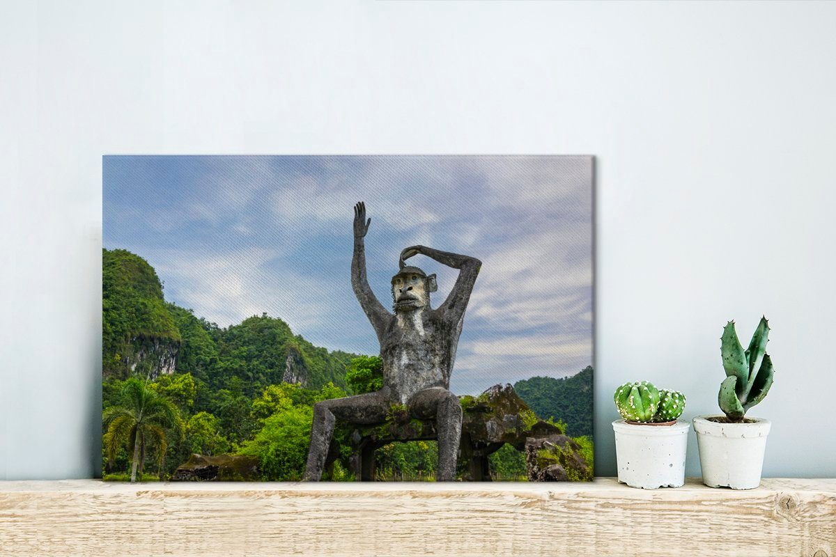 OneMillionCanvasses® Leinwandbild Affenstatue cm Wanddeko, im Bulusaraung Bantimurung St), Leinwandbilder, Wandbild 30x20 (1 in Indonesien, National Park Aufhängefertig