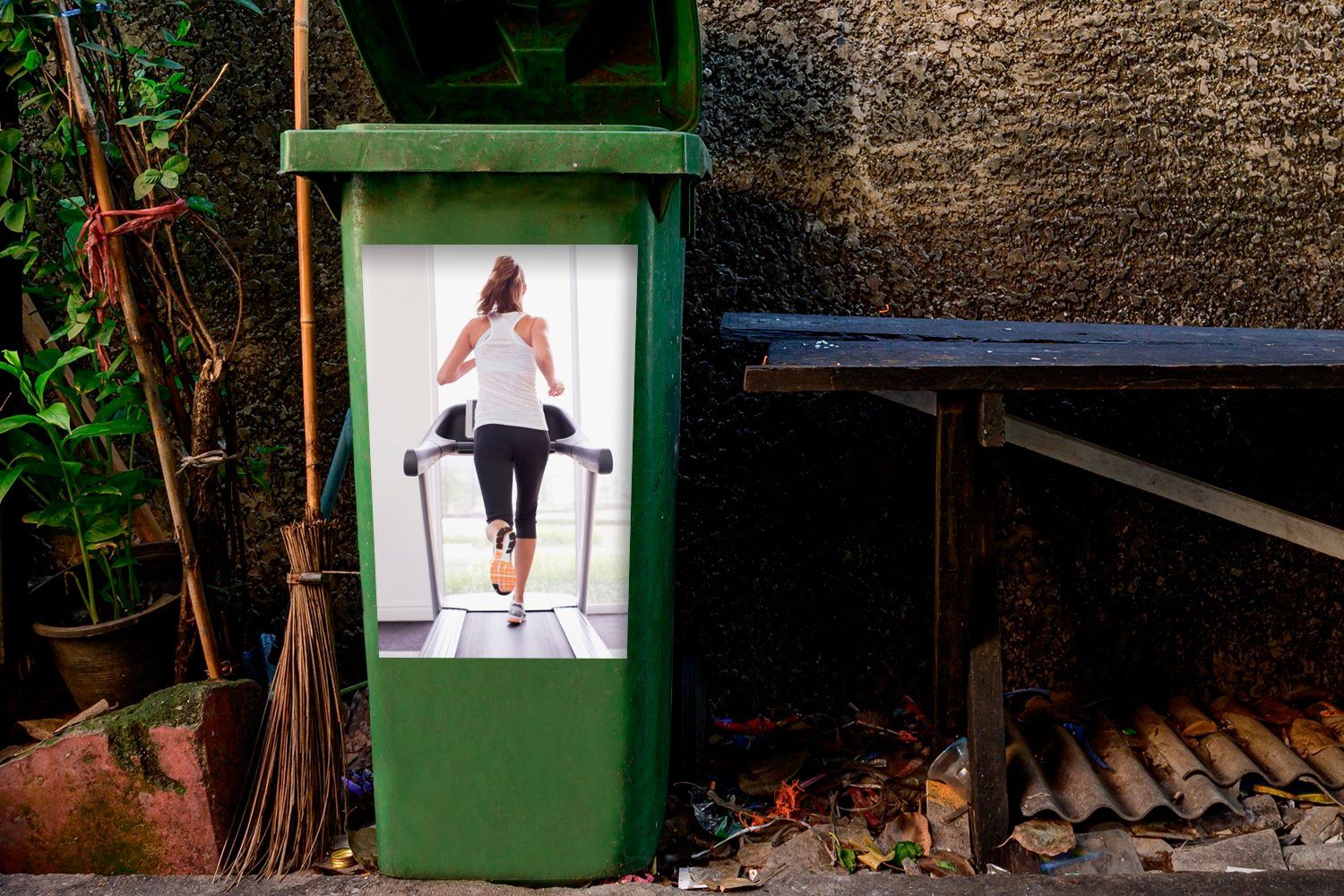 Eine (1 Sticker, Laufband Mülltonne, Mülleimer-aufkleber, St), macht auf Fitness MuchoWow Abfalbehälter Wandsticker Frau einem Container,