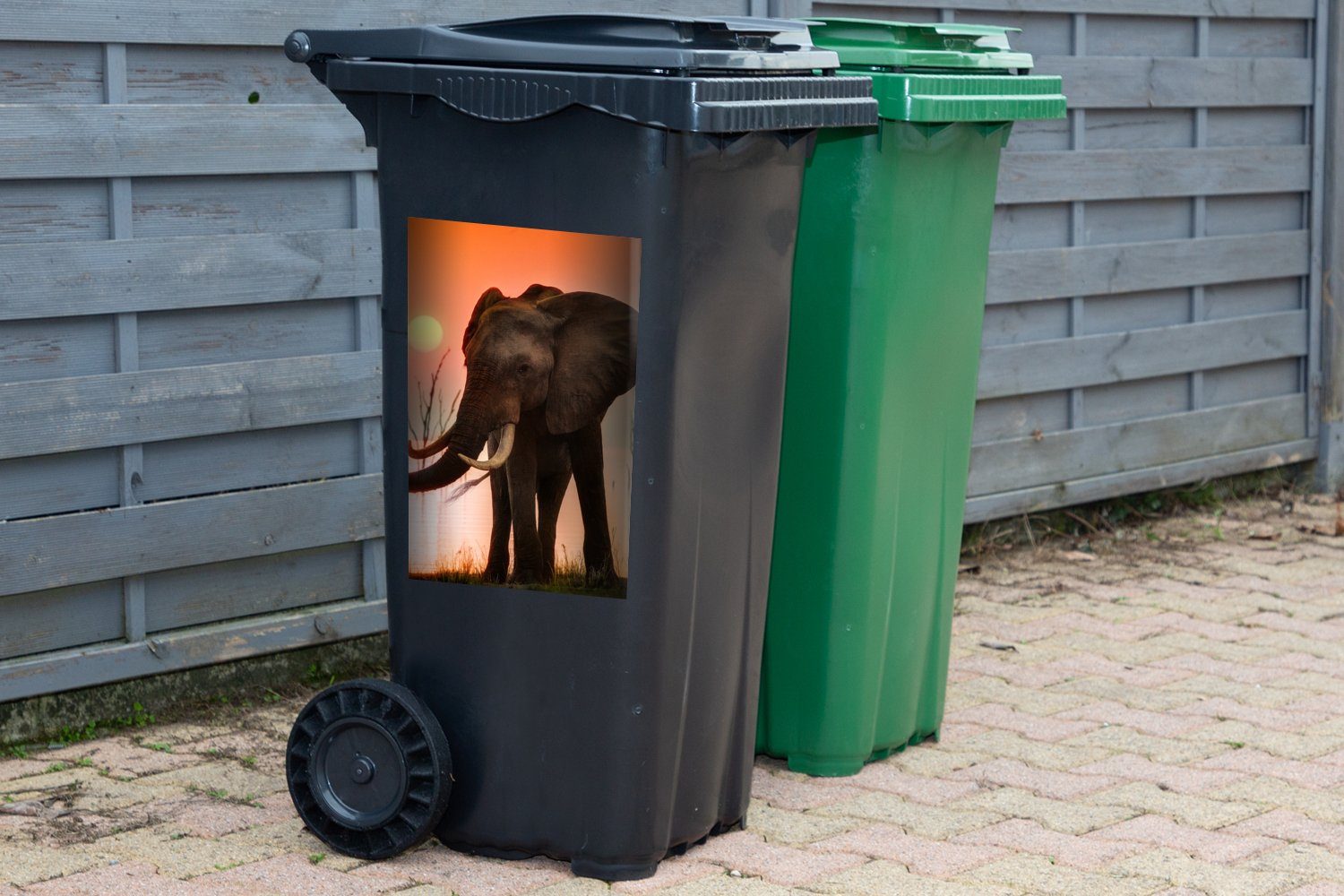 MuchoWow Tiere Sonnenuntergang Wasser Container, Sticker, - Wandsticker (1 Mülleimer-aufkleber, Elefant - Mülltonne, - St), Abfalbehälter