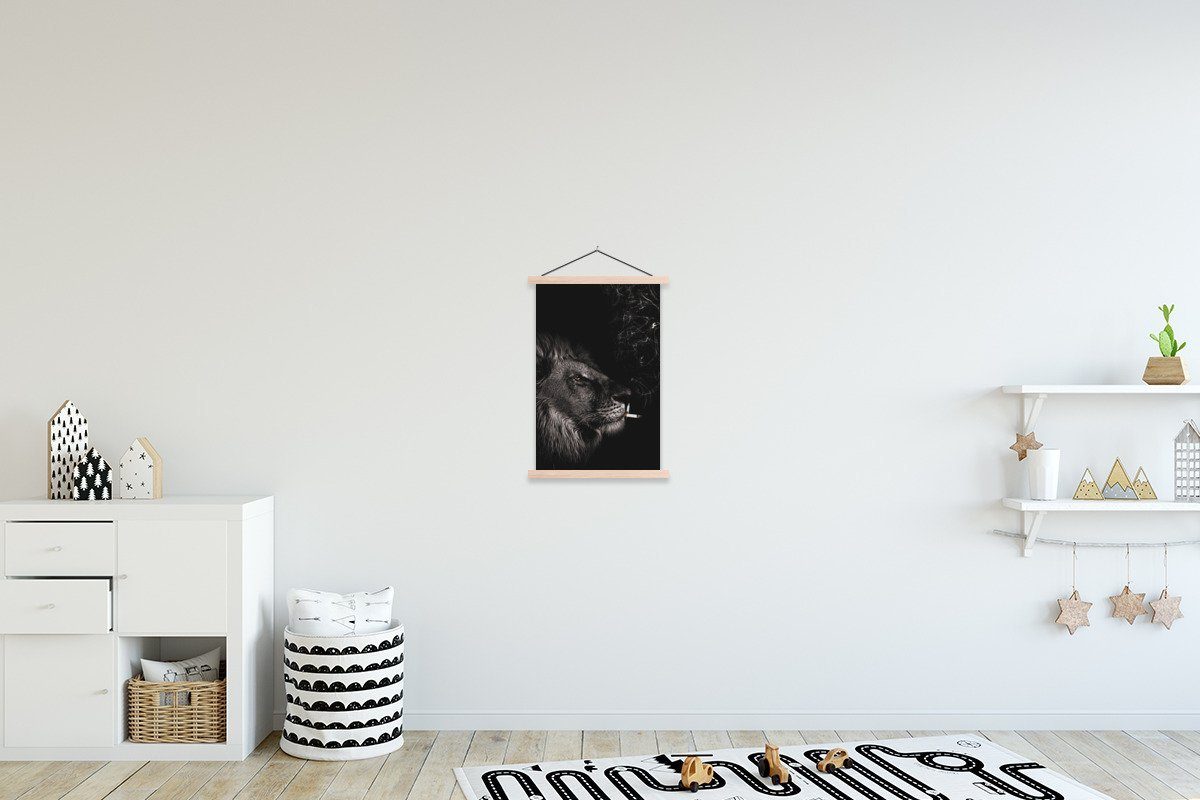MuchoWow Poster Löwe - Zigarette - Schwarz - Weiß, (1 St), Posterleiste, Textilposter für Wohnzimmer, Bilderleiste, Magnetisch