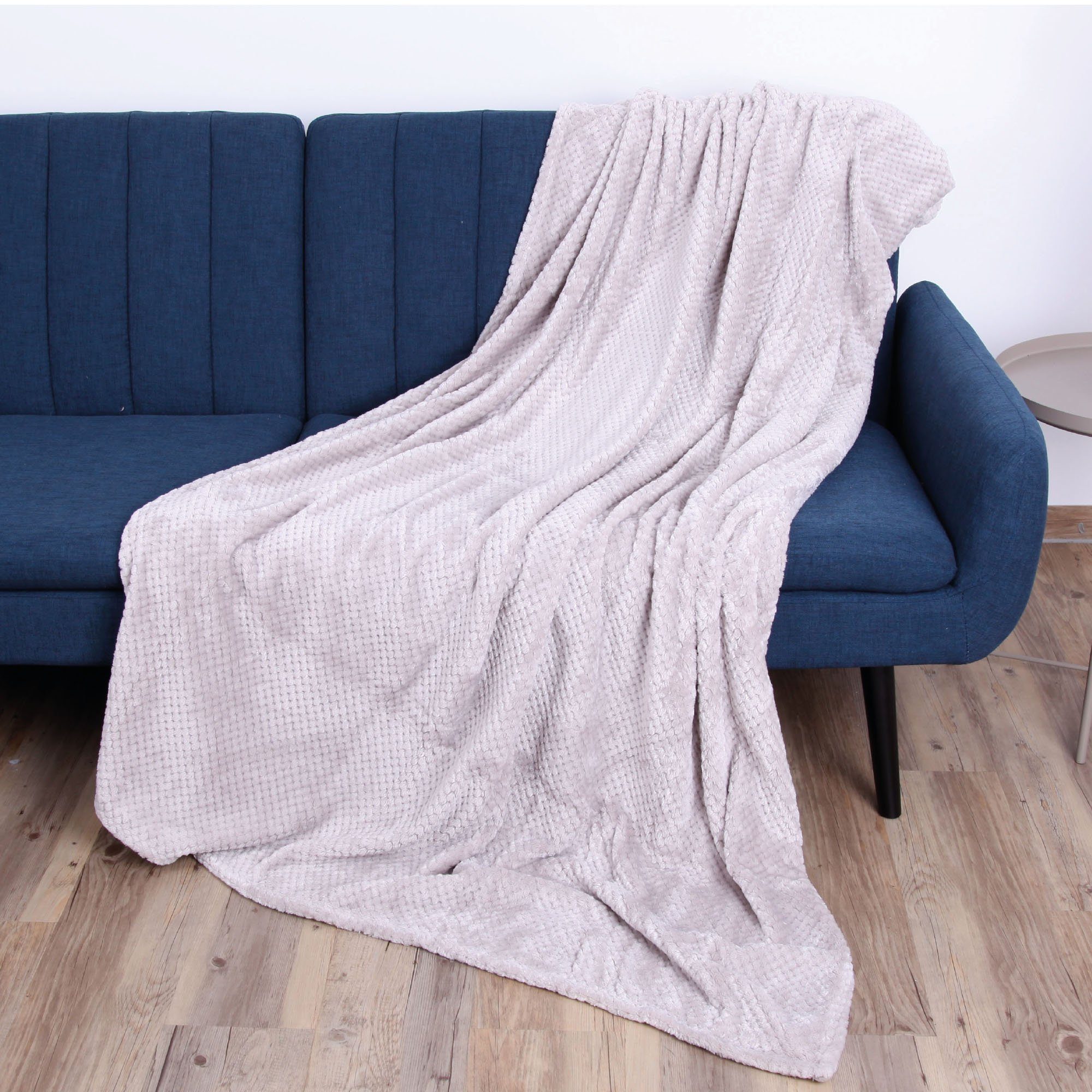 Wohndecke Flanell Decke 150x200cm, Bestlivings, Kuscheldecke Flauschige Decke für Sofa, Couch und Bett, Tagesdecke Silber