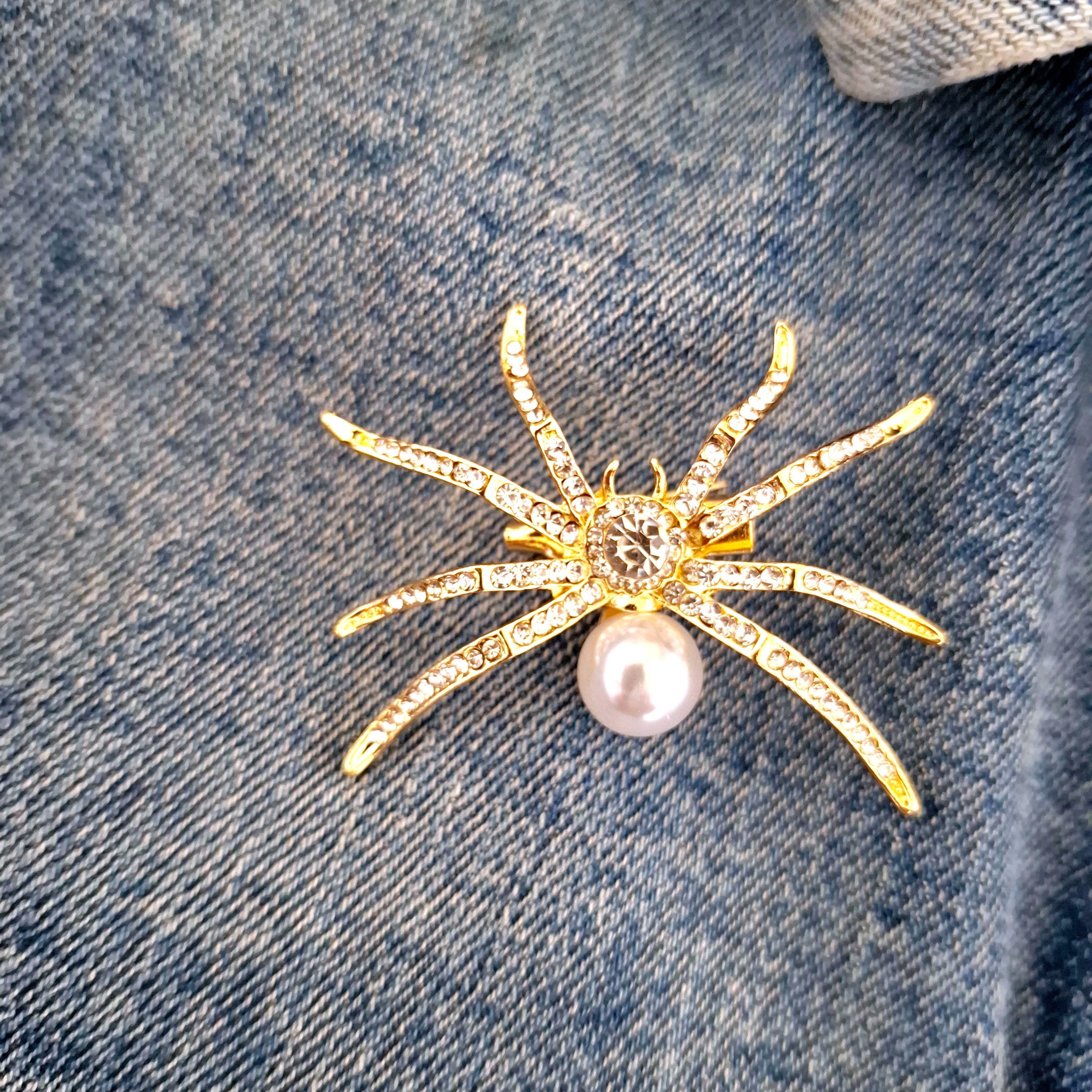 meytrade Brosche Anstecker mit Nadel, Spinne mit Schmucksteinchen und Perle (1-tlg), Schmuckstück für Mottoparty, Kostüm & Halloween