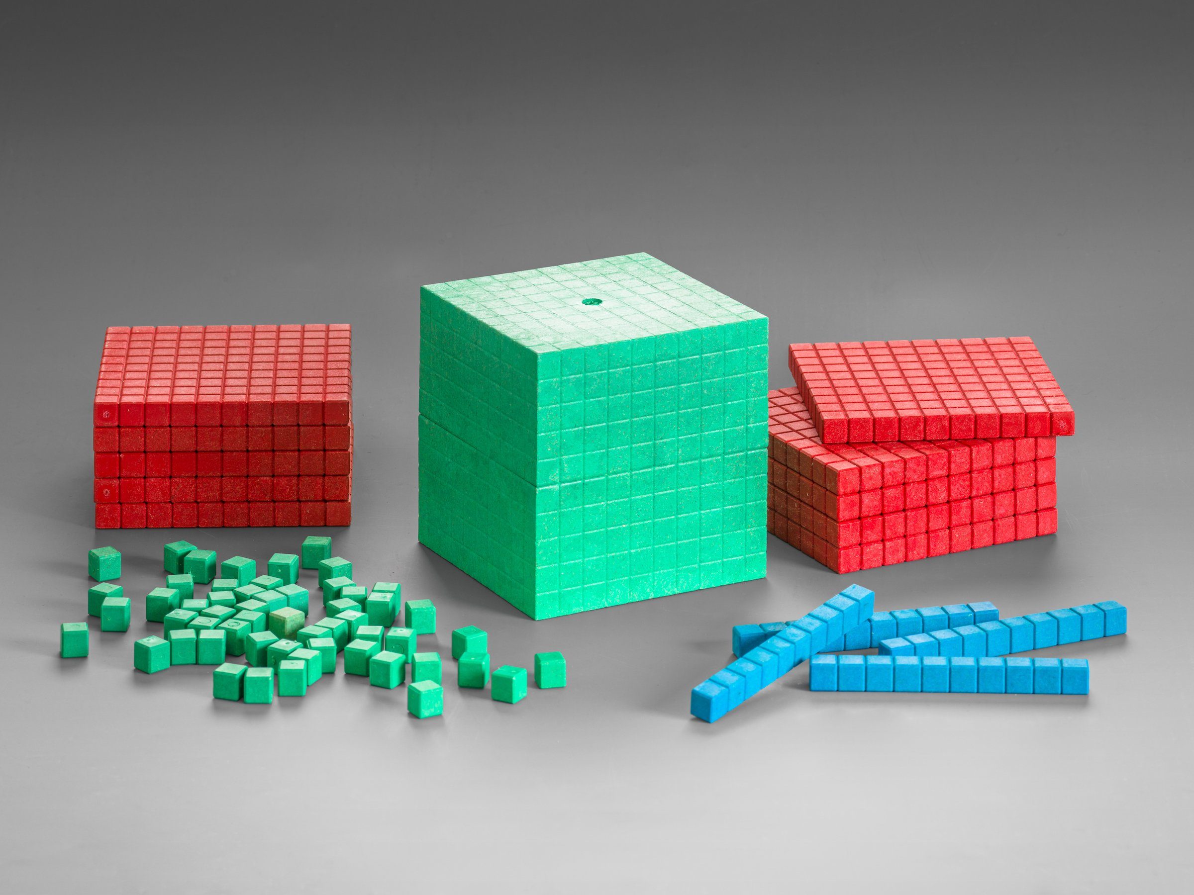 Wissner® aktiv lernen Lernspielzeug Dienes Grundsortiment in Montessori-Farben (121 Teile), RE-Plastic®, RE-Plastic®
