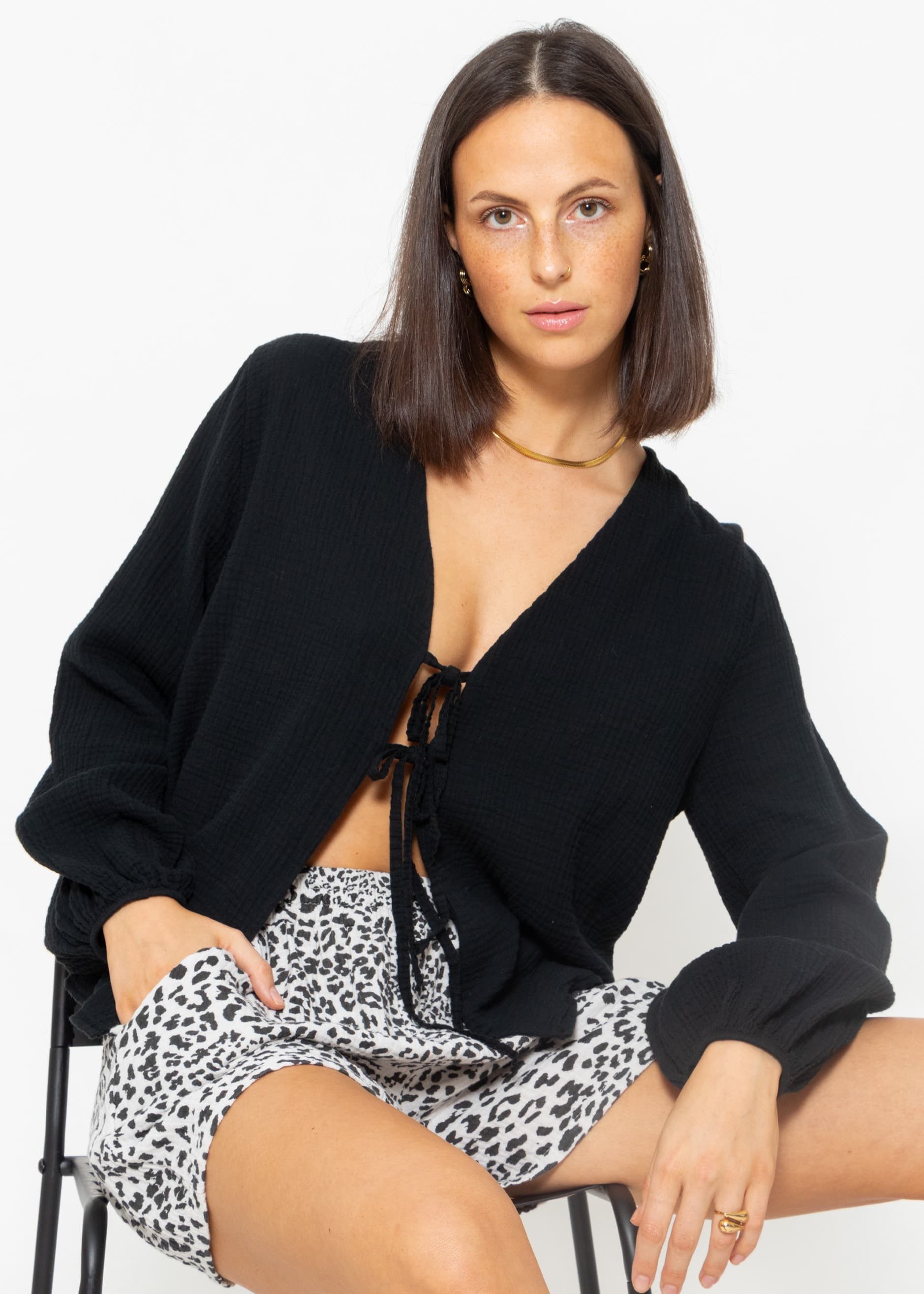 SASSYCLASSY Blusenjacke Musselin Blusenjacke mit Bindebänder Damen Leichte Baumwollbluse mit V-Ausschnitt und leichten Ballonärmeln – Bild 4 von 5