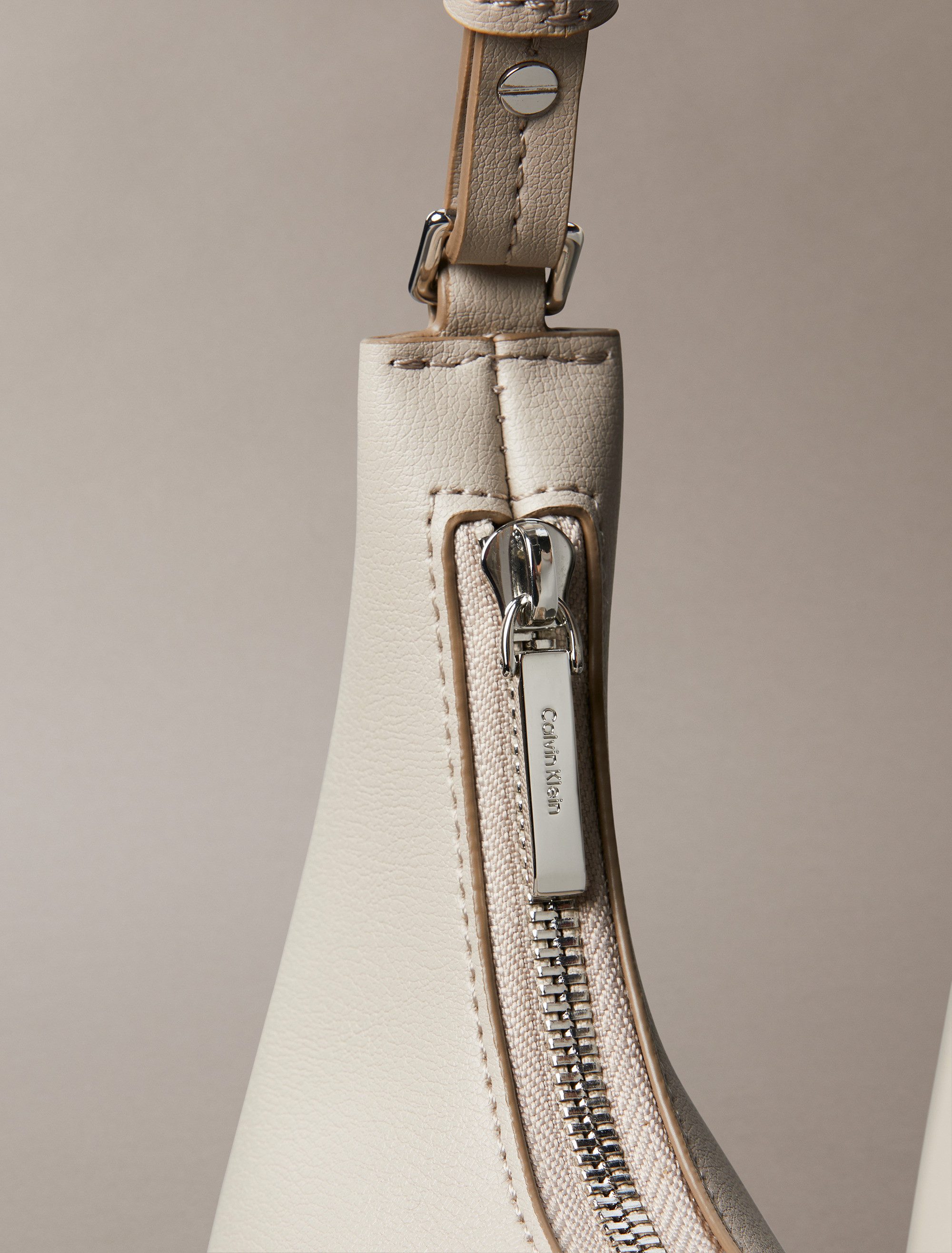 Calvin Klein Schultertasche FOIL LOGO SHOULDER BAG, Henkeltasche, Damen Handtasche, Hobo bag mit Logoschriftzug