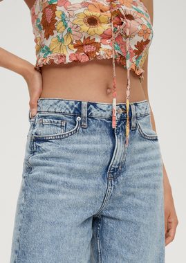 QS Jeansshorts Jeans-Bermuda Mom / Relaxed Fit / High Rise / Straight Leg Stickerei, Logo, Waschung