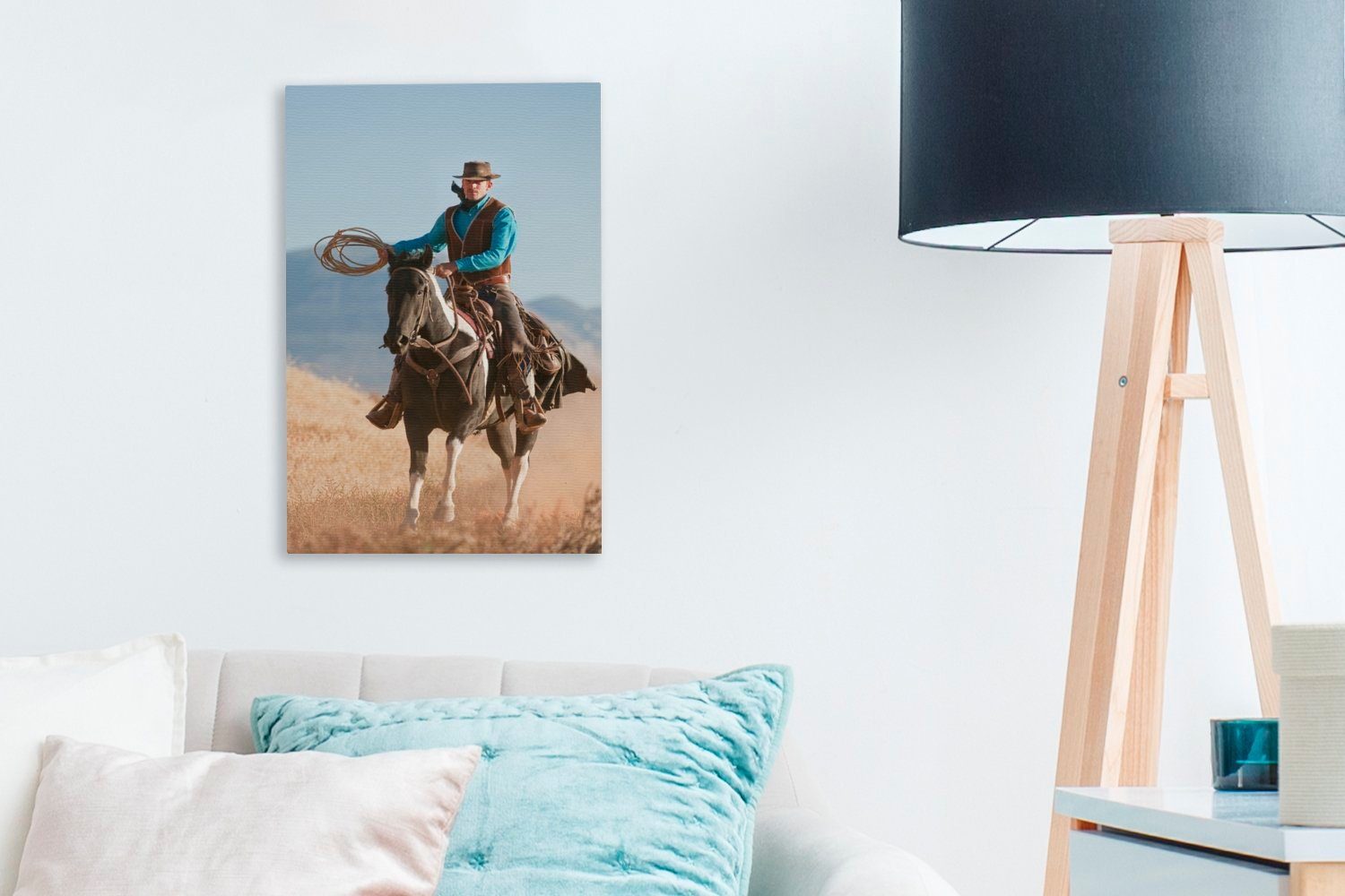 OneMillionCanvasses® Leinwandbild Ein Cowboy auf Gemälde, cm grauen bespannt inkl. (1 vor Himmel, Zackenaufhänger, Leinwandbild fertig St), Pferd einem 20x30 einem