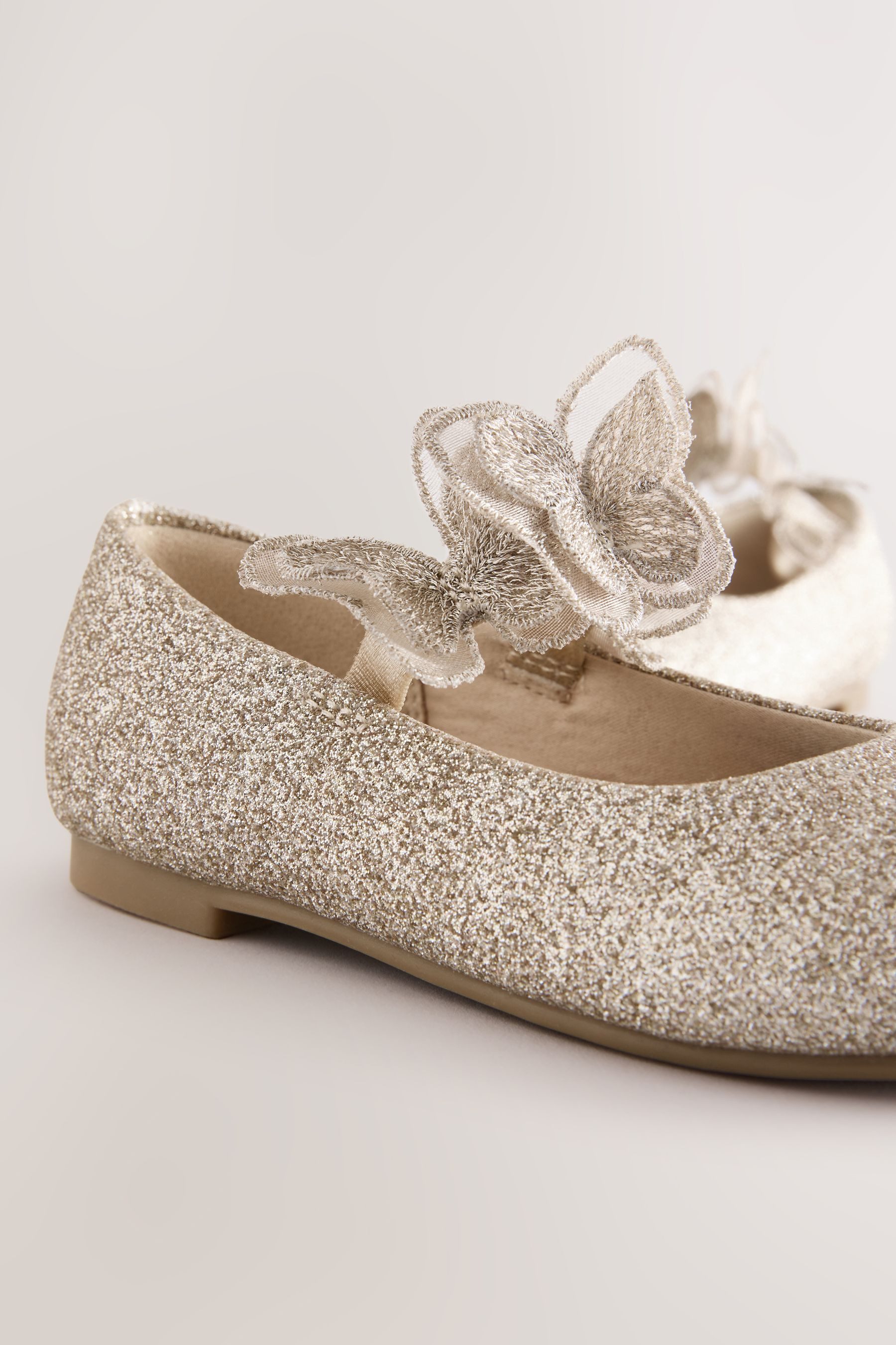 Next Glitzerschuh mit Riemen und Schmetterlingsdetail Ballerina – Bild 5 von 5
