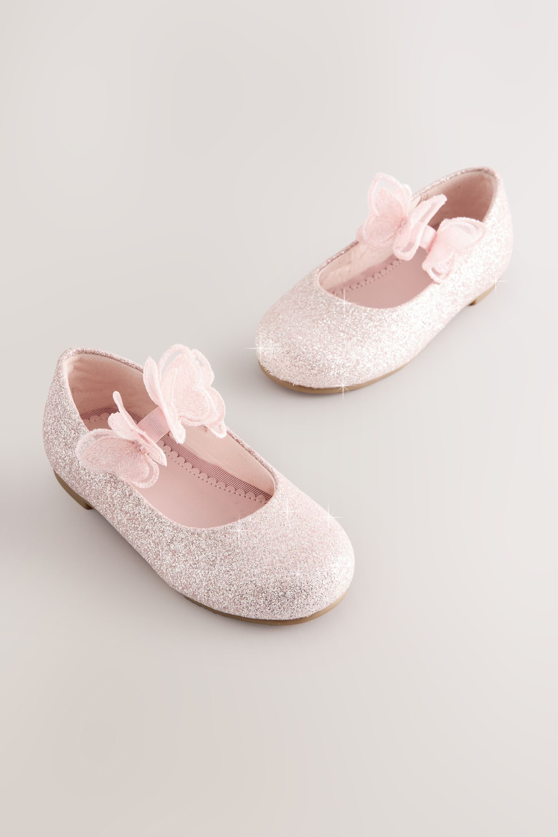 Next Glitzerschuh mit Riemen und Schmetterlingsdetail Ballerina (1-tlg)